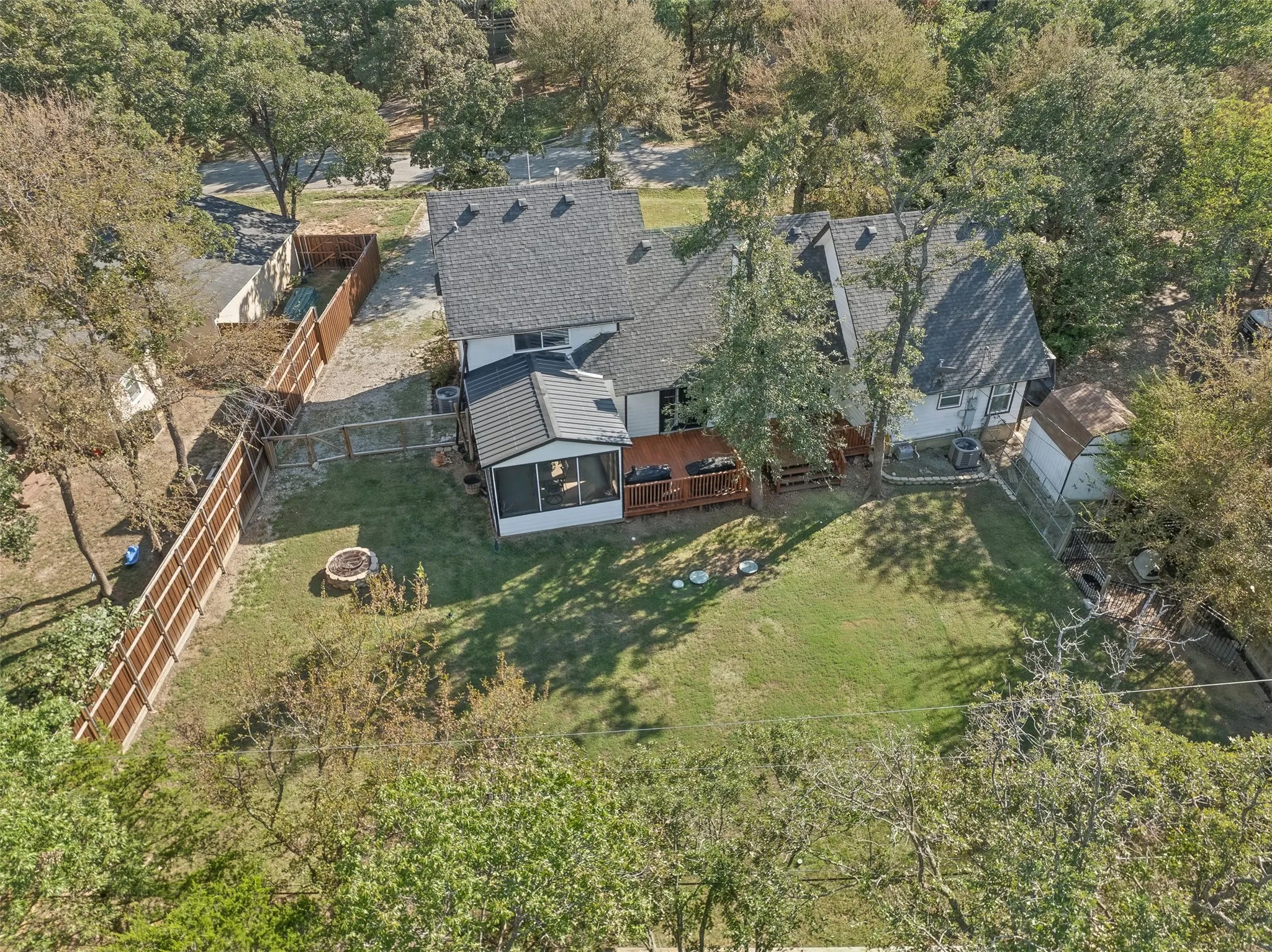Single Family Residence For Sale in Grayson County , 271 Lakewood Lane, Pottsboro, Texas 75076, 4 Bedroom, 3 Bathroom, Garage spaces, 2,248 Sqft, built in 1975, mls#21401007, Real Estate Agent in Pottsboro, Homes For Sale in Grayson county, Homes For Sale in Pottsboro, Realtor in Pottsboro Texas, Real Estate Brokerage Independent Realty Texas, Luminita Cordes Realtor