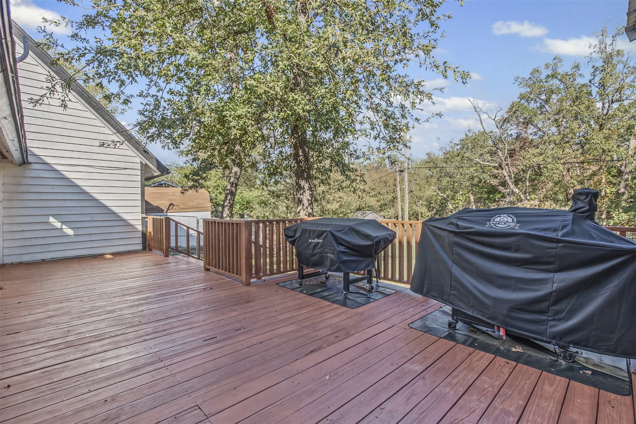 Single Family Residence For Sale in Grayson County , 271 Lakewood Lane, Pottsboro, Texas 75076, 4 Bedroom, 3 Bathroom, Garage spaces, 2,248 Sqft, built in 1975, mls#21401007, Real Estate Agent in Pottsboro, Homes For Sale in Grayson county, Homes For Sale in Pottsboro, Realtor in Pottsboro Texas, Real Estate Brokerage Independent Realty Texas, Luminita Cordes Realtor