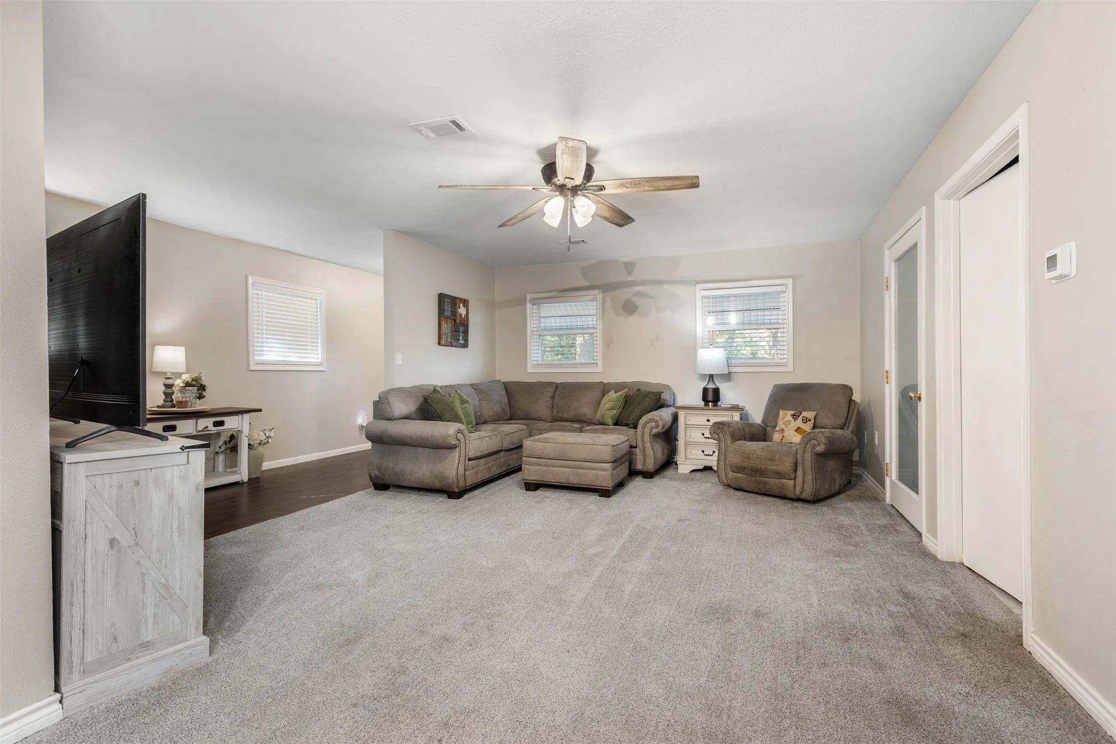Single Family Residence For Sale in Grayson County , 271 Lakewood Lane, Pottsboro, Texas 75076, 4 Bedroom, 3 Bathroom, Garage spaces, 2,248 Sqft, built in 1975, mls#21401007, Real Estate Agent in Pottsboro, Homes For Sale in Grayson county, Homes For Sale in Pottsboro, Realtor in Pottsboro Texas, Real Estate Brokerage Independent Realty Texas, Luminita Cordes Realtor