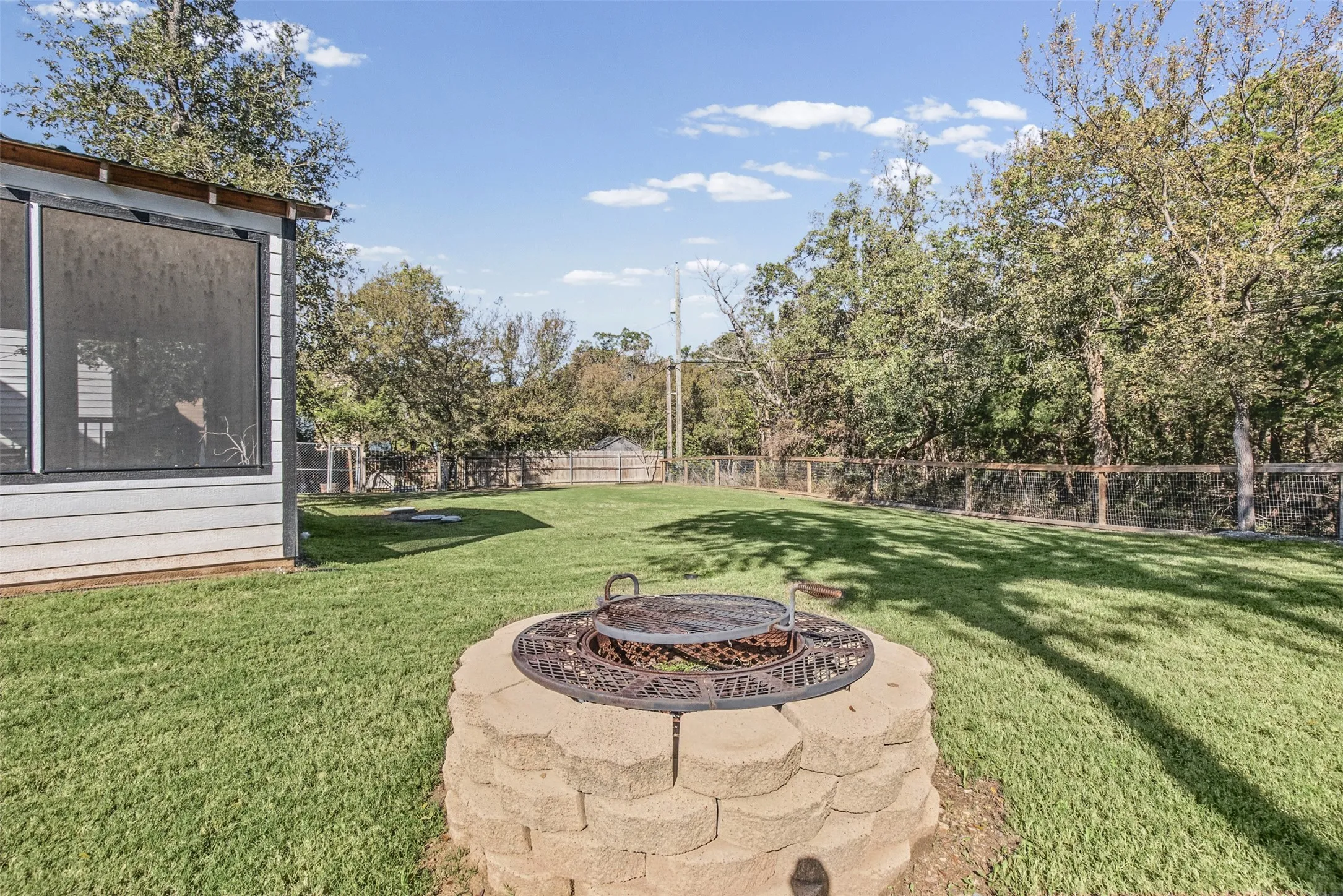 Single Family Residence For Sale in Grayson County , 271 Lakewood Lane, Pottsboro, Texas 75076, 4 Bedroom, 3 Bathroom, Garage spaces, 2,248 Sqft, built in 1975, mls#21401007, Real Estate Agent in Pottsboro, Homes For Sale in Grayson county, Homes For Sale in Pottsboro, Realtor in Pottsboro Texas, Real Estate Brokerage Independent Realty Texas, Luminita Cordes Realtor