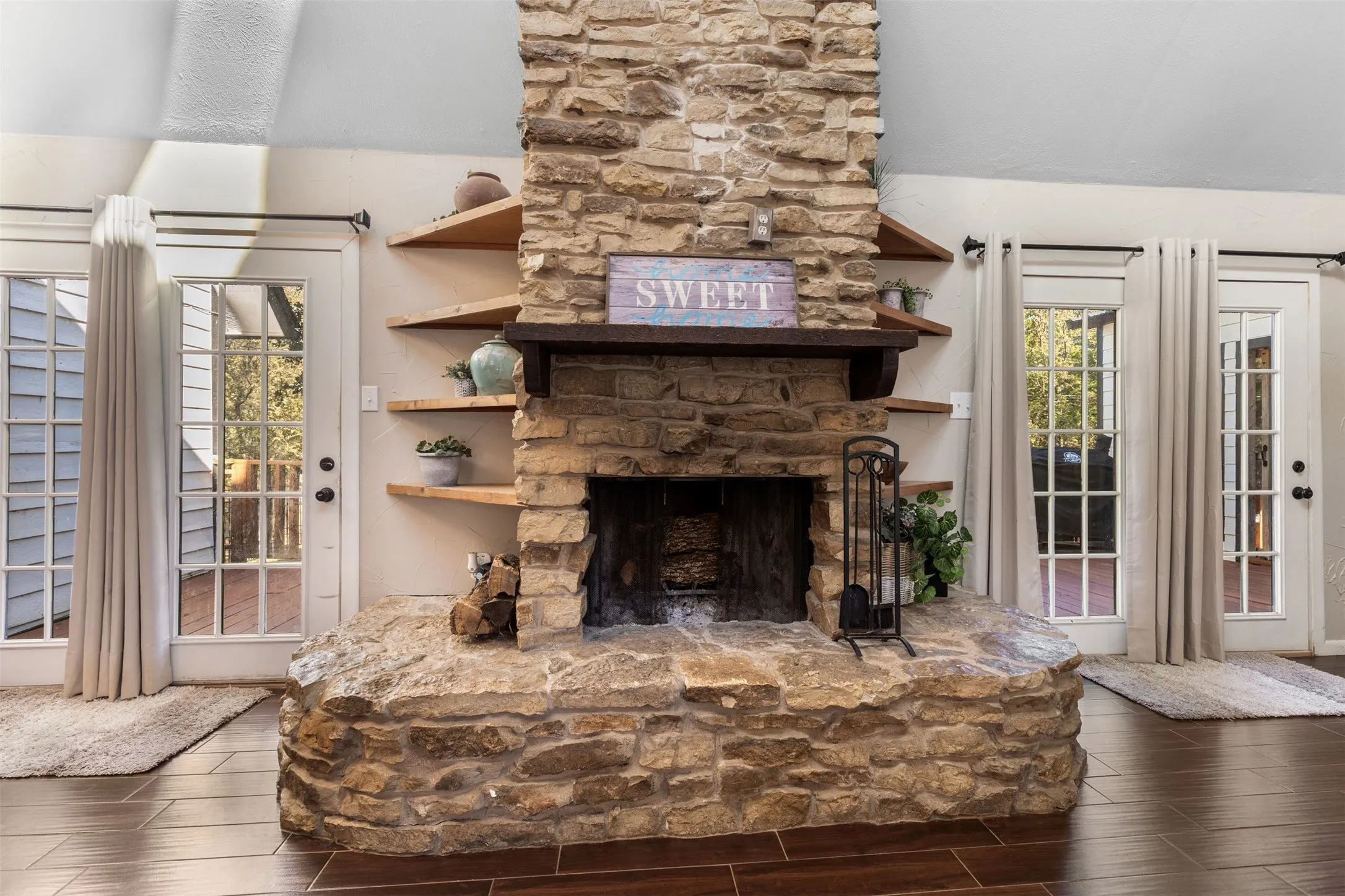 Single Family Residence For Sale in Grayson County , 271 Lakewood Lane, Pottsboro, Texas 75076, 4 Bedroom, 3 Bathroom, Garage spaces, 2,248 Sqft, built in 1975, mls#21401007, Real Estate Agent in Pottsboro, Homes For Sale in Grayson county, Homes For Sale in Pottsboro, Realtor in Pottsboro Texas, Real Estate Brokerage Independent Realty Texas, Luminita Cordes Realtor
