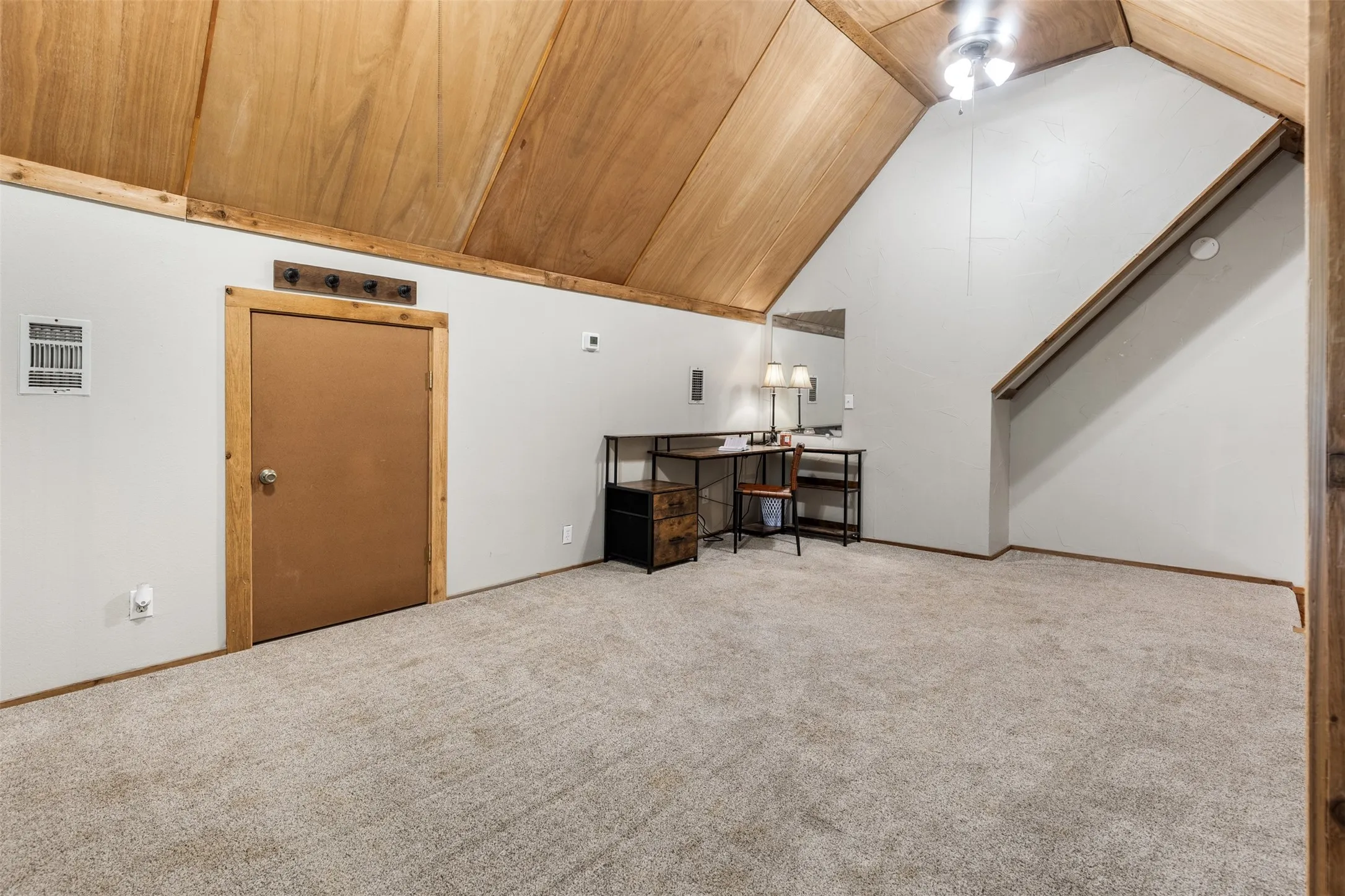 Single Family Residence For Sale in Grayson County , 271 Lakewood Lane, Pottsboro, Texas 75076, 4 Bedroom, 3 Bathroom, Garage spaces, 2,248 Sqft, built in 1975, mls#21401007, Real Estate Agent in Pottsboro, Homes For Sale in Grayson county, Homes For Sale in Pottsboro, Realtor in Pottsboro Texas, Real Estate Brokerage Independent Realty Texas, Luminita Cordes Realtor