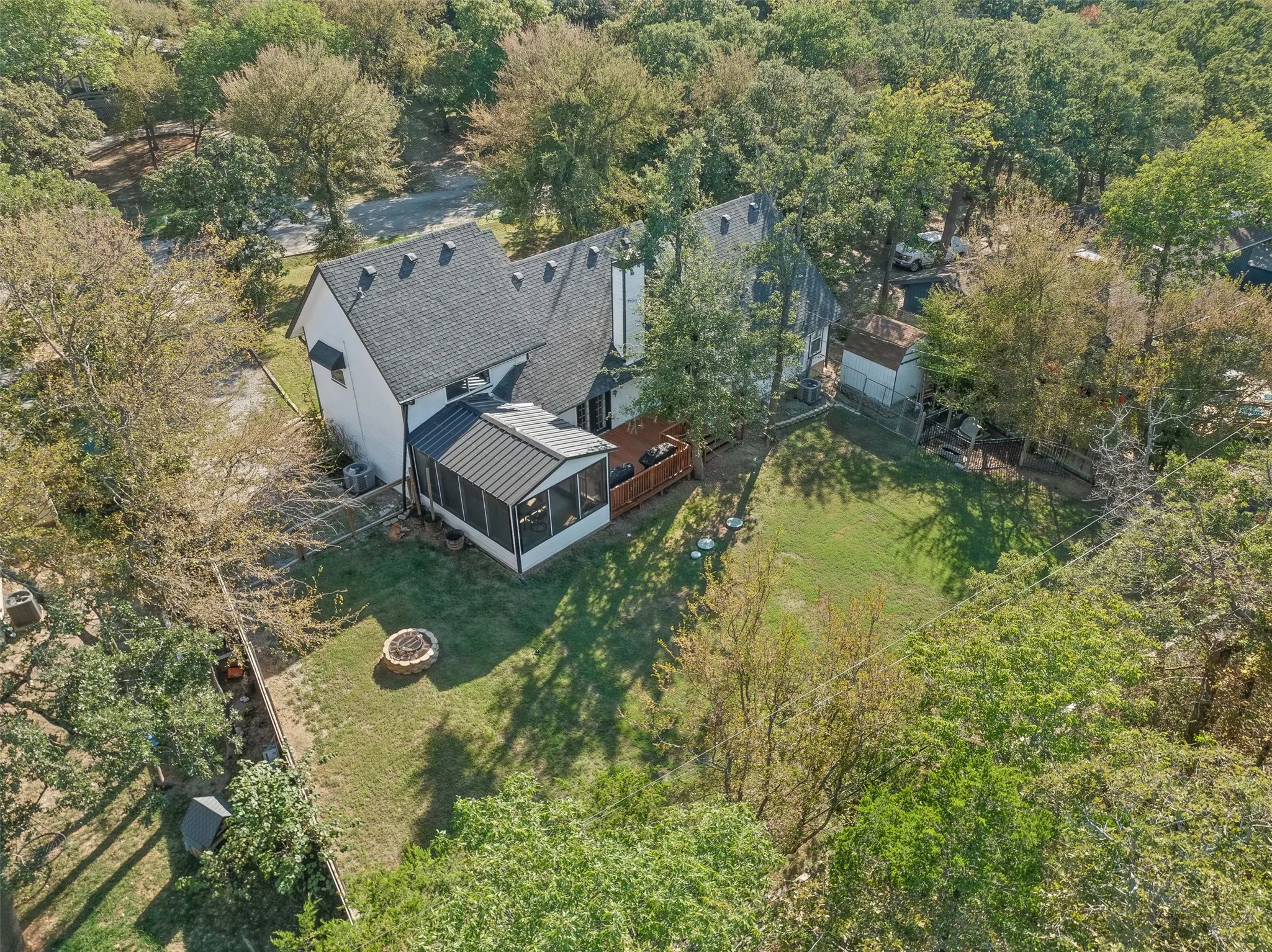 Single Family Residence For Sale in Grayson County , 271 Lakewood Lane, Pottsboro, Texas 75076, 4 Bedroom, 3 Bathroom, Garage spaces, 2,248 Sqft, built in 1975, mls#21401007, Real Estate Agent in Pottsboro, Homes For Sale in Grayson county, Homes For Sale in Pottsboro, Realtor in Pottsboro Texas, Real Estate Brokerage Independent Realty Texas, Luminita Cordes Realtor