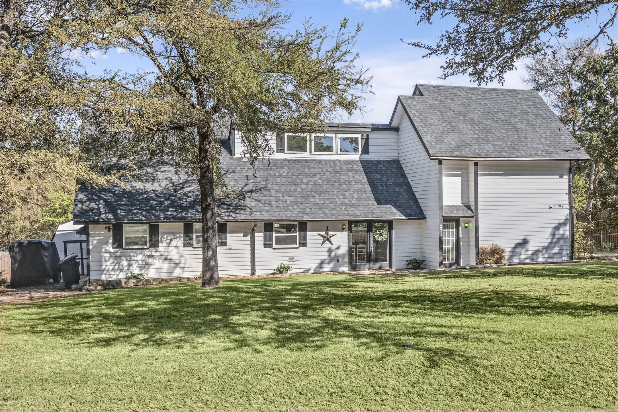 Single Family Residence For Sale in Grayson County , 271 Lakewood Lane, Pottsboro, Texas 75076, 4 Bedroom, 3 Bathroom, Garage spaces, 2,248 Sqft, built in 1975, mls#21401007, Real Estate Agent in Pottsboro, Homes For Sale in Grayson county, Homes For Sale in Pottsboro, Realtor in Pottsboro Texas, Real Estate Brokerage Independent Realty Texas, Luminita Cordes Realtor