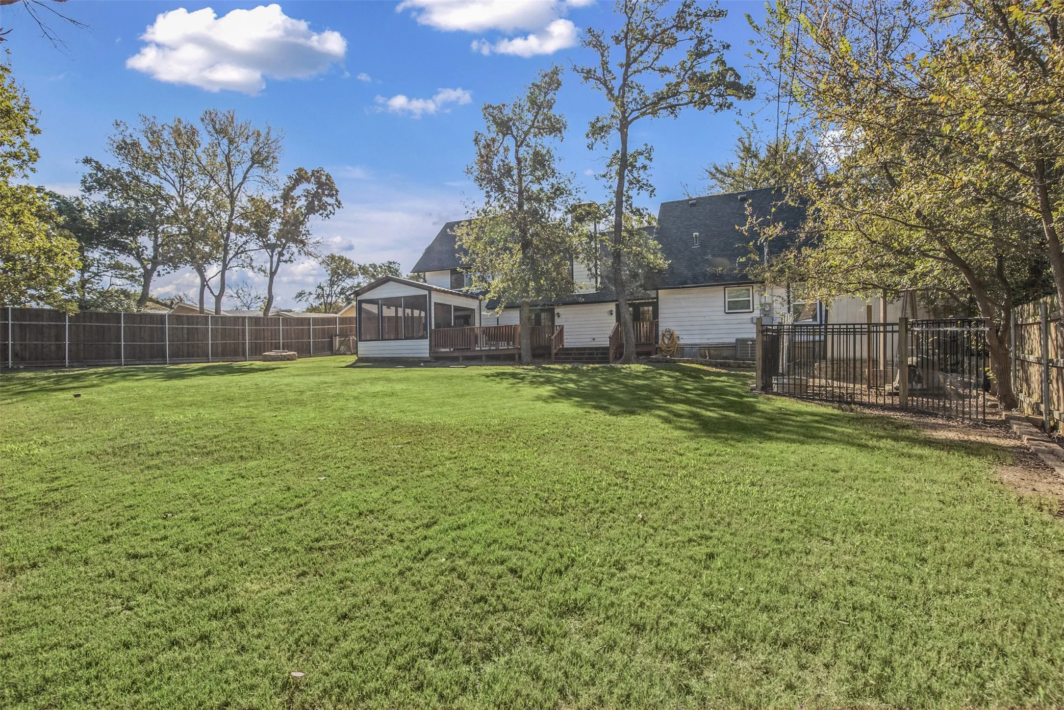 Single Family Residence For Sale in Grayson County , 271 Lakewood Lane, Pottsboro, Texas 75076, 4 Bedroom, 3 Bathroom, Garage spaces, 2,248 Sqft, built in 1975, mls#21401007, Real Estate Agent in Pottsboro, Homes For Sale in Grayson county, Homes For Sale in Pottsboro, Realtor in Pottsboro Texas, Real Estate Brokerage Independent Realty Texas, Luminita Cordes Realtor