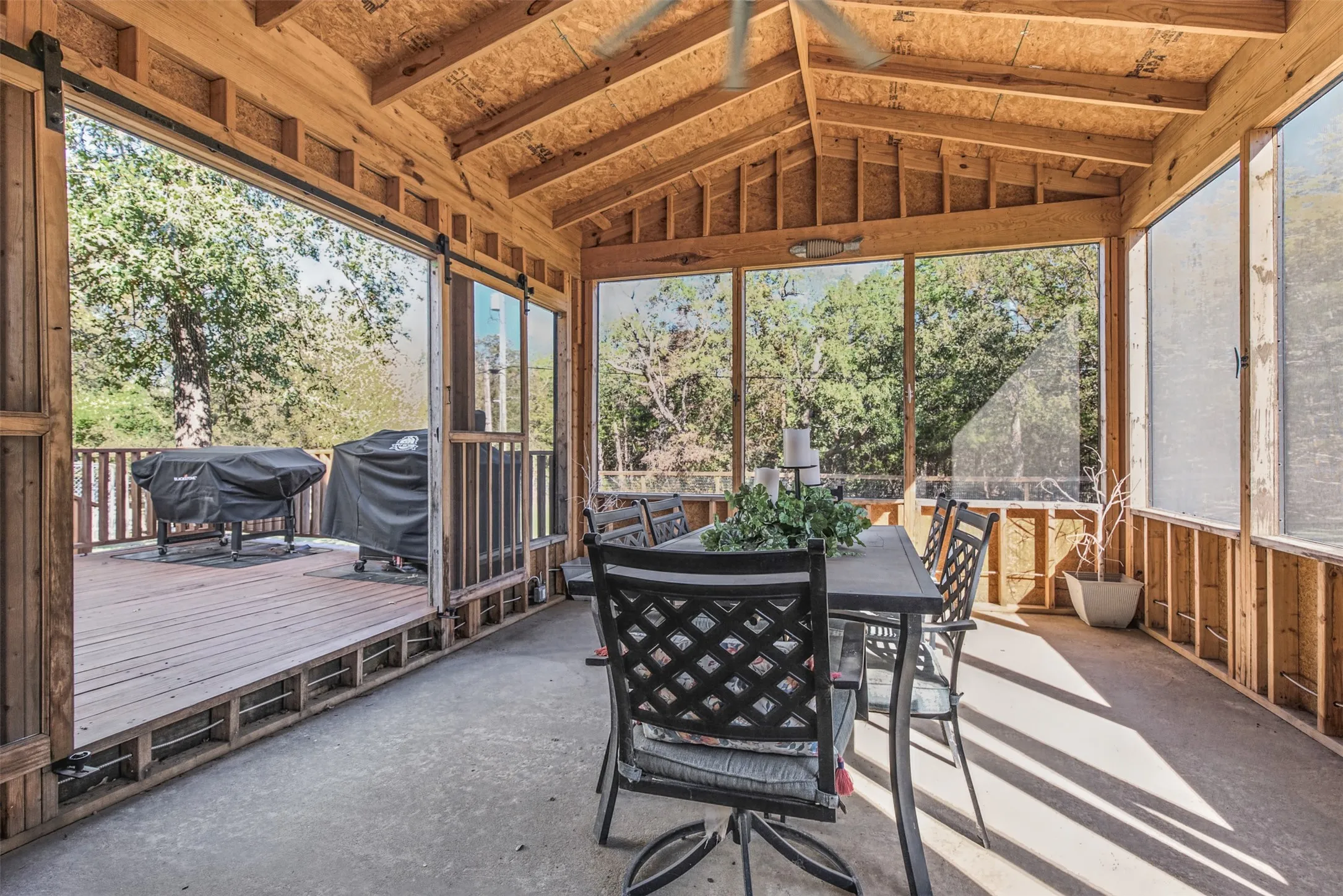 Single Family Residence For Sale in Grayson County , 271 Lakewood Lane, Pottsboro, Texas 75076, 4 Bedroom, 3 Bathroom, Garage spaces, 2,248 Sqft, built in 1975, mls#21401007, Real Estate Agent in Pottsboro, Homes For Sale in Grayson county, Homes For Sale in Pottsboro, Realtor in Pottsboro Texas, Real Estate Brokerage Independent Realty Texas, Luminita Cordes Realtor