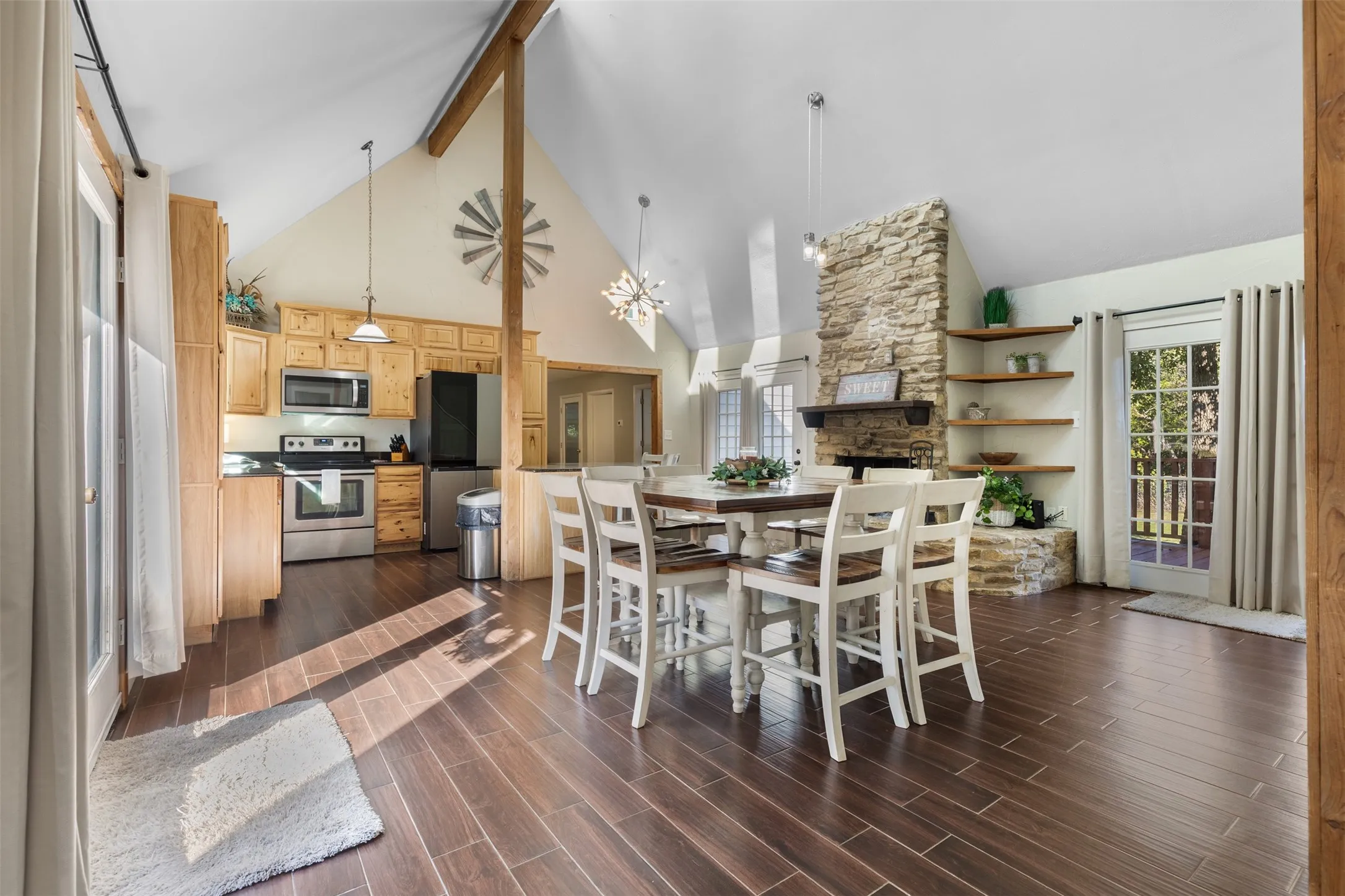 Single Family Residence For Sale in Grayson County , 271 Lakewood Lane, Pottsboro, Texas 75076, 4 Bedroom, 3 Bathroom, Garage spaces, 2,248 Sqft, built in 1975, mls#21401007, Real Estate Agent in Pottsboro, Homes For Sale in Grayson county, Homes For Sale in Pottsboro, Realtor in Pottsboro Texas, Real Estate Brokerage Independent Realty Texas, Luminita Cordes Realtor