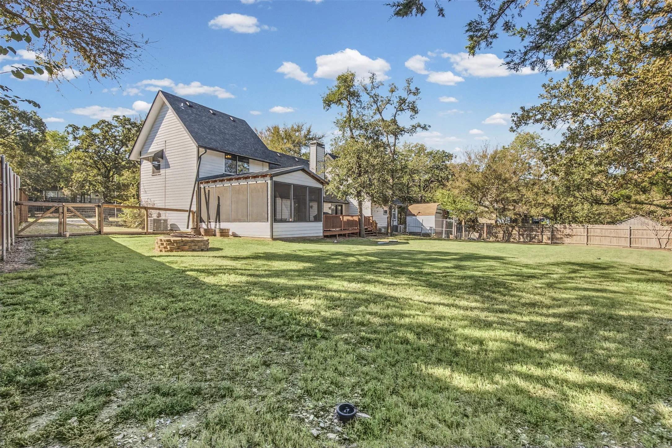 Single Family Residence For Sale in Grayson County , 271 Lakewood Lane, Pottsboro, Texas 75076, 4 Bedroom, 3 Bathroom, Garage spaces, 2,248 Sqft, built in 1975, mls#21401007, Real Estate Agent in Pottsboro, Homes For Sale in Grayson county, Homes For Sale in Pottsboro, Realtor in Pottsboro Texas, Real Estate Brokerage Independent Realty Texas, Luminita Cordes Realtor