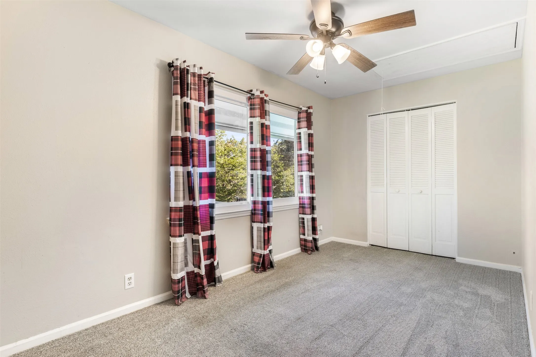 Single Family Residence For Sale in Grayson County , 271 Lakewood Lane, Pottsboro, Texas 75076, 4 Bedroom, 3 Bathroom, Garage spaces, 2,248 Sqft, built in 1975, mls#21401007, Real Estate Agent in Pottsboro, Homes For Sale in Grayson county, Homes For Sale in Pottsboro, Realtor in Pottsboro Texas, Real Estate Brokerage Independent Realty Texas, Luminita Cordes Realtor