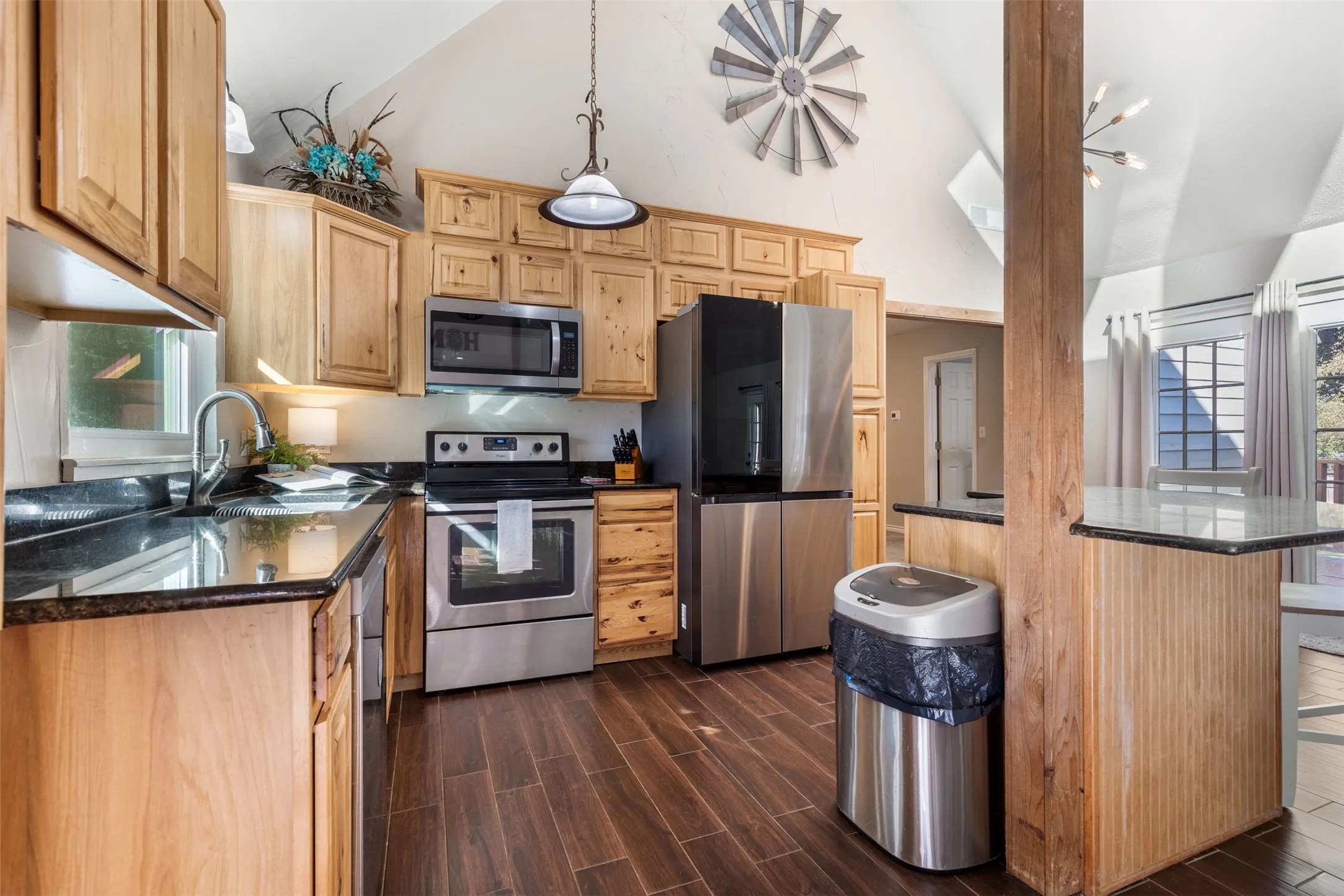 Single Family Residence For Sale in Grayson County , 271 Lakewood Lane, Pottsboro, Texas 75076, 4 Bedroom, 3 Bathroom, Garage spaces, 2,248 Sqft, built in 1975, mls#21401007, Real Estate Agent in Pottsboro, Homes For Sale in Grayson county, Homes For Sale in Pottsboro, Realtor in Pottsboro Texas, Real Estate Brokerage Independent Realty Texas, Luminita Cordes Realtor
