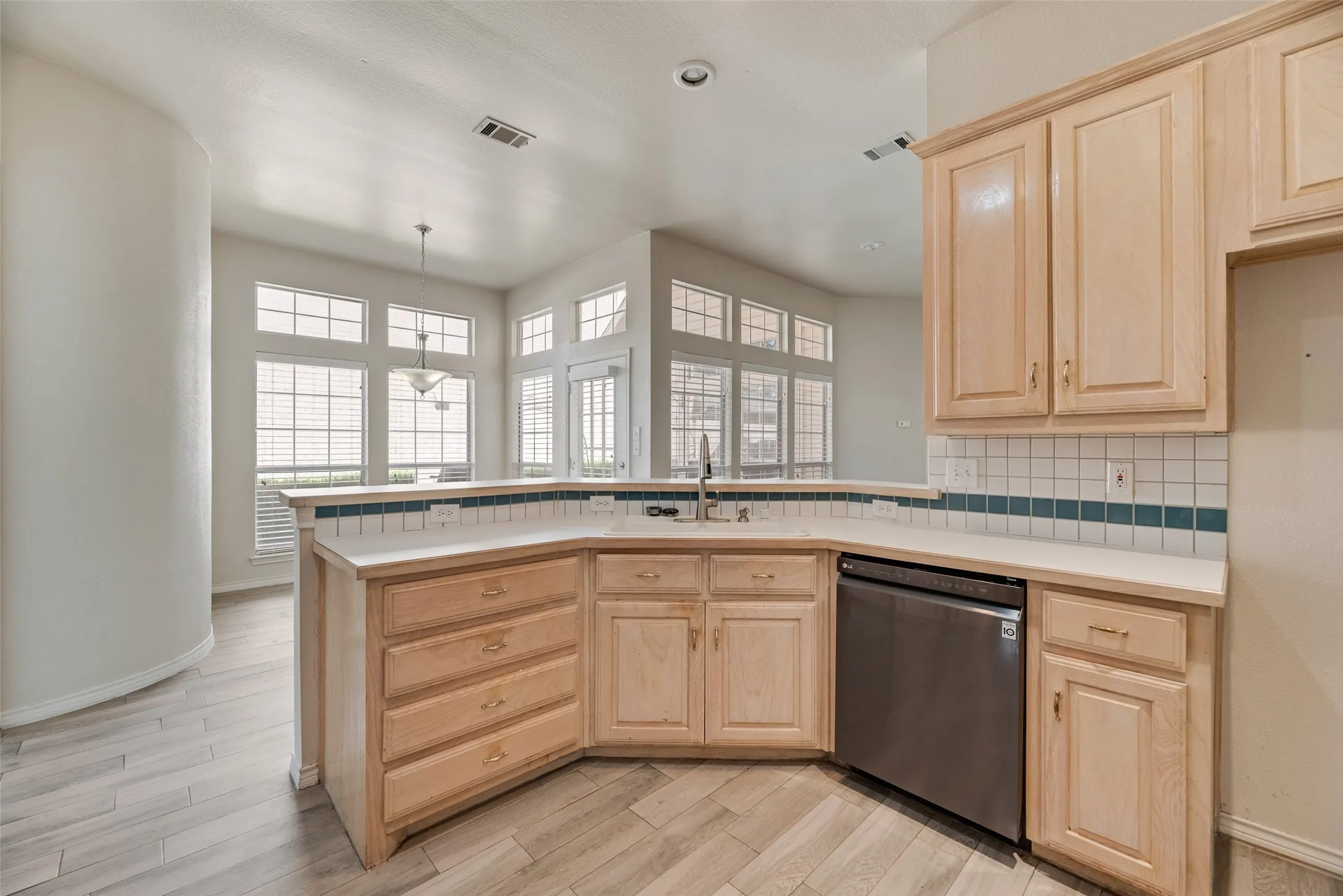 Single Family Residence For Sale in Collin County , 2716 Carnation Drive, Richardson, Texas 75082, 3 Bedroom, 2 Bathroom, 2 Garage spaces, 1,913 Sqft, built in 1993, mls#21407966, Real Estate Agent in Richardson, Homes For Sale in Collin county, Homes For Sale in Richardson, Realtor in Richardson Texas, Real Estate Brokerage Independent Realty Texas, Luminita Cordes Realtor