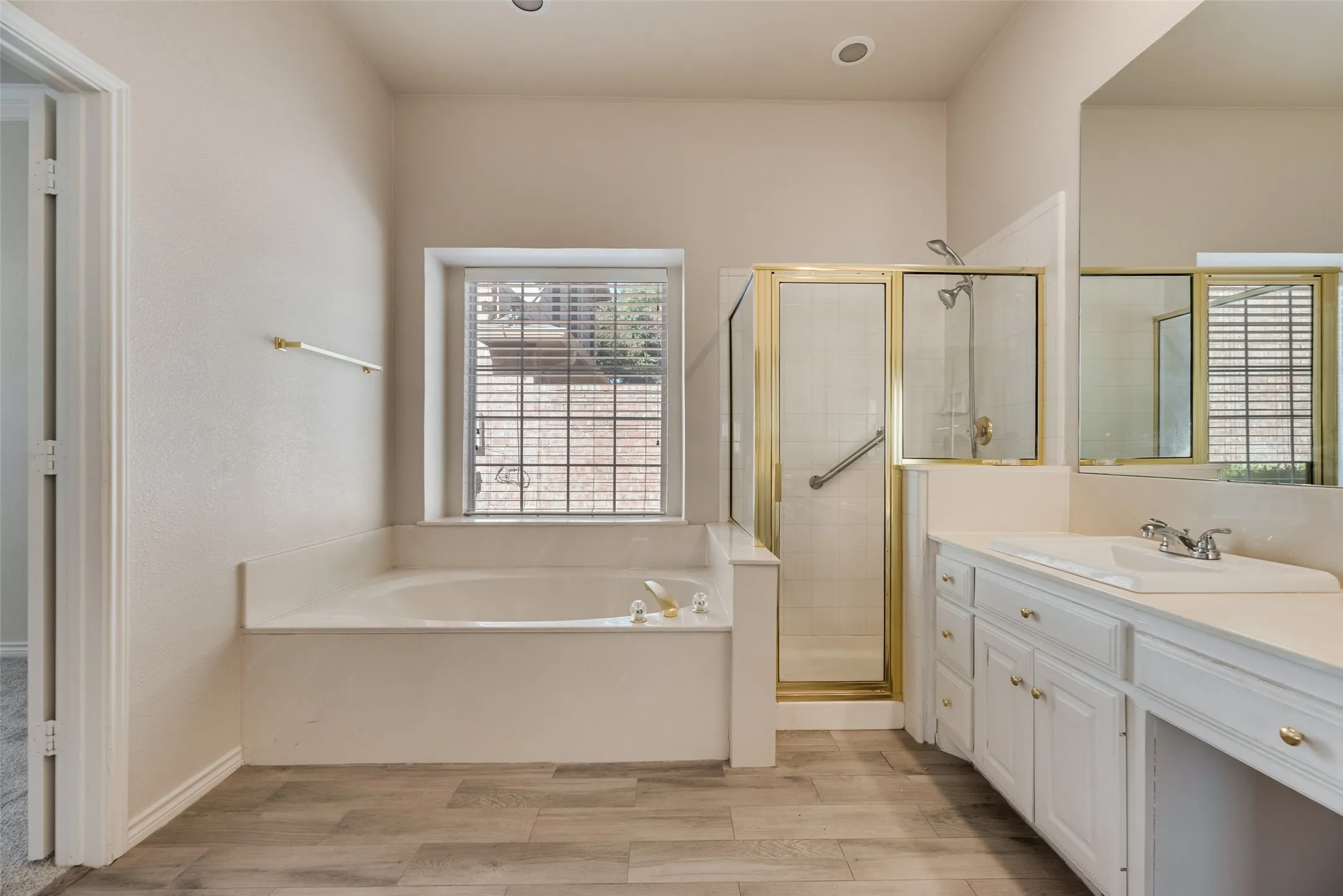 Single Family Residence For Sale in Collin County , 2716 Carnation Drive, Richardson, Texas 75082, 3 Bedroom, 2 Bathroom, 2 Garage spaces, 1,913 Sqft, built in 1993, mls#21407966, Real Estate Agent in Richardson, Homes For Sale in Collin county, Homes For Sale in Richardson, Realtor in Richardson Texas, Real Estate Brokerage Independent Realty Texas, Luminita Cordes Realtor