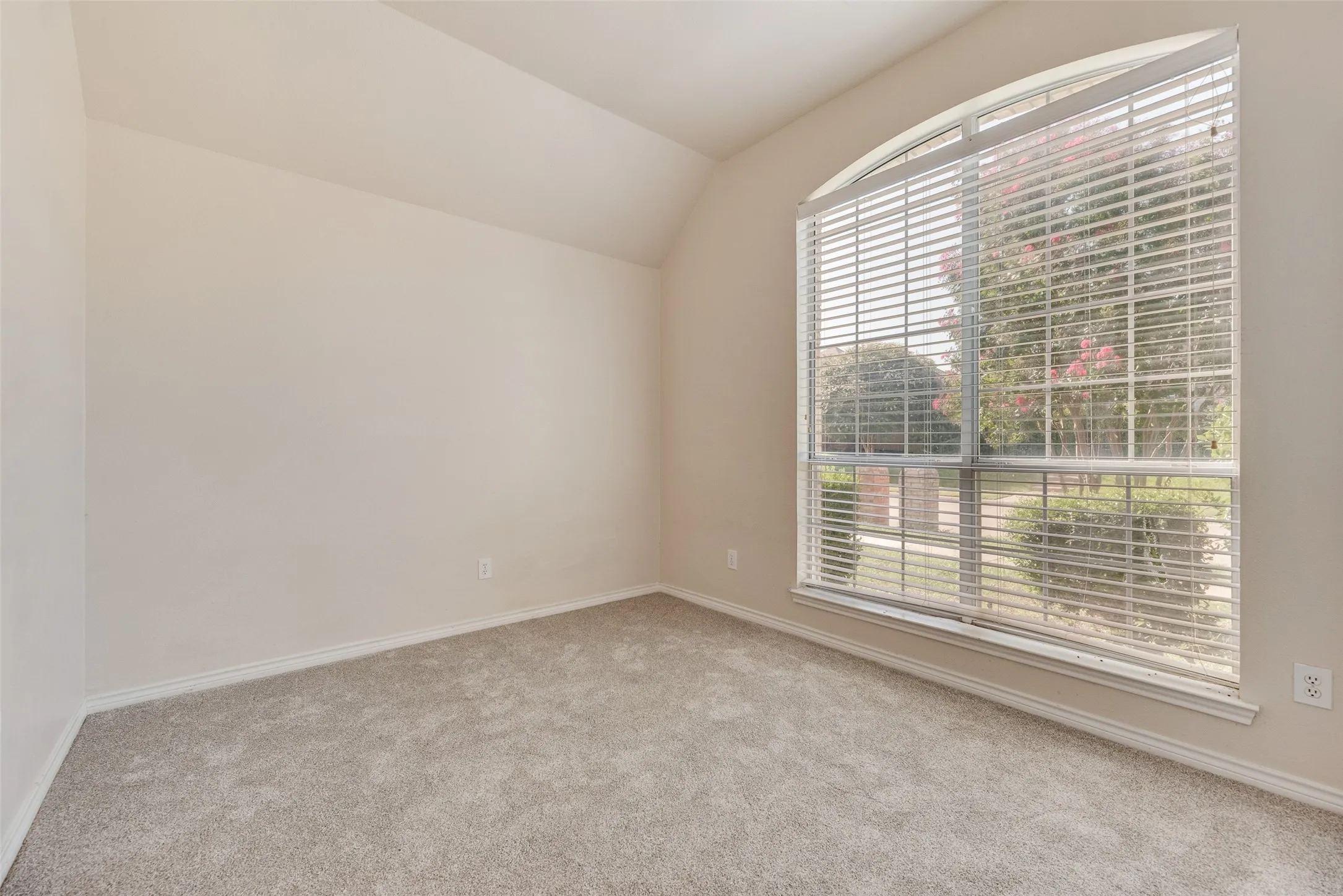 Single Family Residence For Sale in Collin County , 2716 Carnation Drive, Richardson, Texas 75082, 3 Bedroom, 2 Bathroom, 2 Garage spaces, 1,913 Sqft, built in 1993, mls#21407966, Real Estate Agent in Richardson, Homes For Sale in Collin county, Homes For Sale in Richardson, Realtor in Richardson Texas, Real Estate Brokerage Independent Realty Texas, Luminita Cordes Realtor