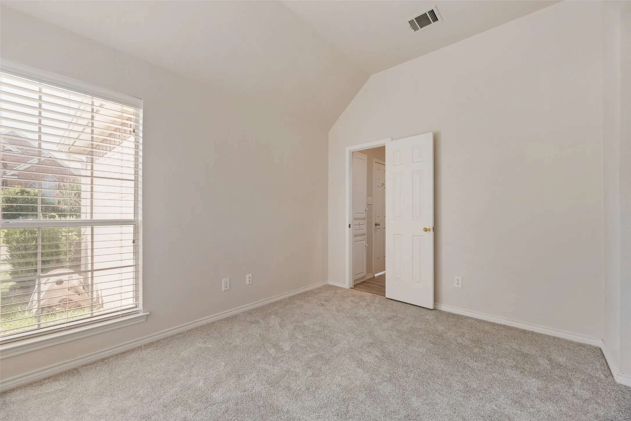 Single Family Residence For Sale in Collin County , 2716 Carnation Drive, Richardson, Texas 75082, 3 Bedroom, 2 Bathroom, 2 Garage spaces, 1,913 Sqft, built in 1993, mls#21407966, Real Estate Agent in Richardson, Homes For Sale in Collin county, Homes For Sale in Richardson, Realtor in Richardson Texas, Real Estate Brokerage Independent Realty Texas, Luminita Cordes Realtor