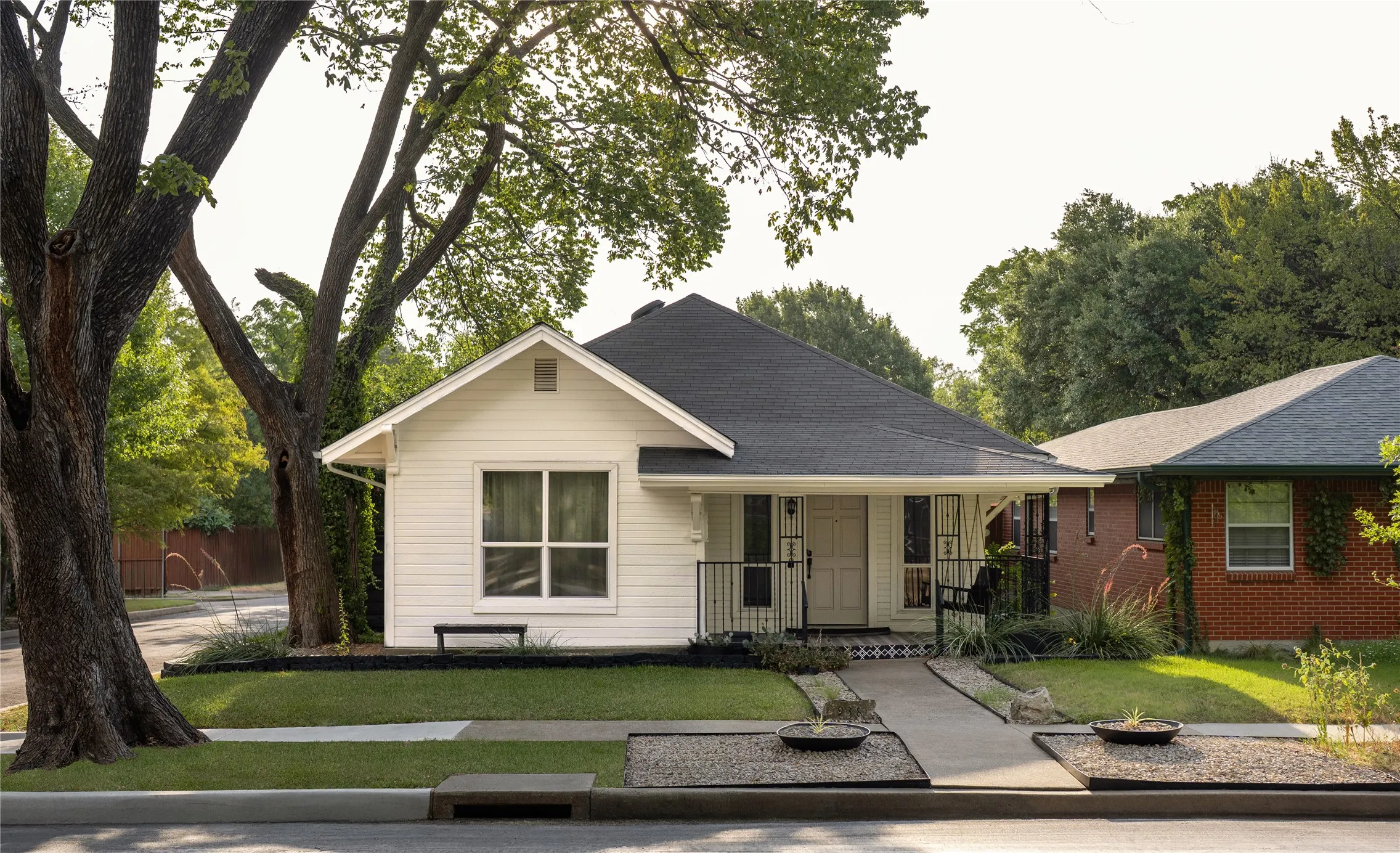 Single Family Residence For Sale in Dallas County , 938 N Clinton Avenue, Dallas, Texas 75208, 2 Bedroom, 2 Bathroom, Garage spaces, 1,246 Sqft, built in 1910, mls#21408015, Real Estate Agent in Dallas, Homes For Sale in Dallas county, Homes For Sale in Dallas, Realtor in Dallas Texas, Real Estate Brokerage Independent Realty Texas, Luminita Cordes Realtor