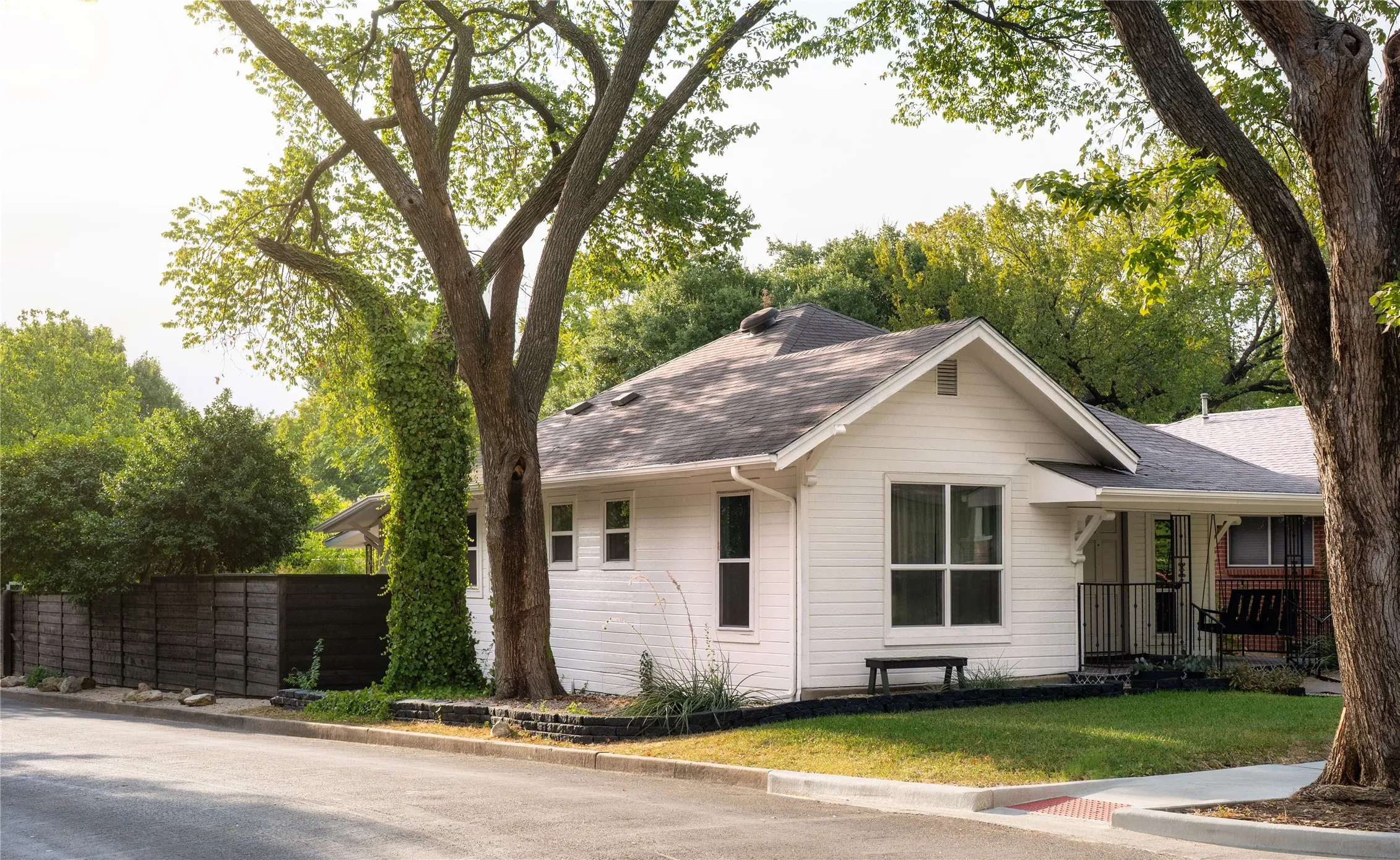 Single Family Residence For Sale in Dallas County , 938 N Clinton Avenue, Dallas, Texas 75208, 2 Bedroom, 2 Bathroom, Garage spaces, 1,246 Sqft, built in 1910, mls#21408015, Real Estate Agent in Dallas, Homes For Sale in Dallas county, Homes For Sale in Dallas, Realtor in Dallas Texas, Real Estate Brokerage Independent Realty Texas, Luminita Cordes Realtor