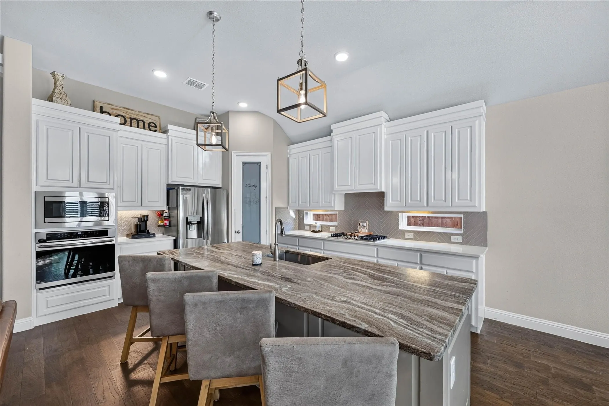 Single Family Residence For Sale in Denton County , 7105 Elk Springs Drive, Argyle, Texas 76226, 4 Bedroom, 3 Bathroom, 2 Garage spaces, 2,771 Sqft, built in 2020, mls#21407610, Real Estate Agent in Argyle, Homes For Sale in Denton county, Homes For Sale in Argyle, Realtor in Argyle Texas, Real Estate Brokerage Independent Realty Texas, Luminita Cordes Realtor