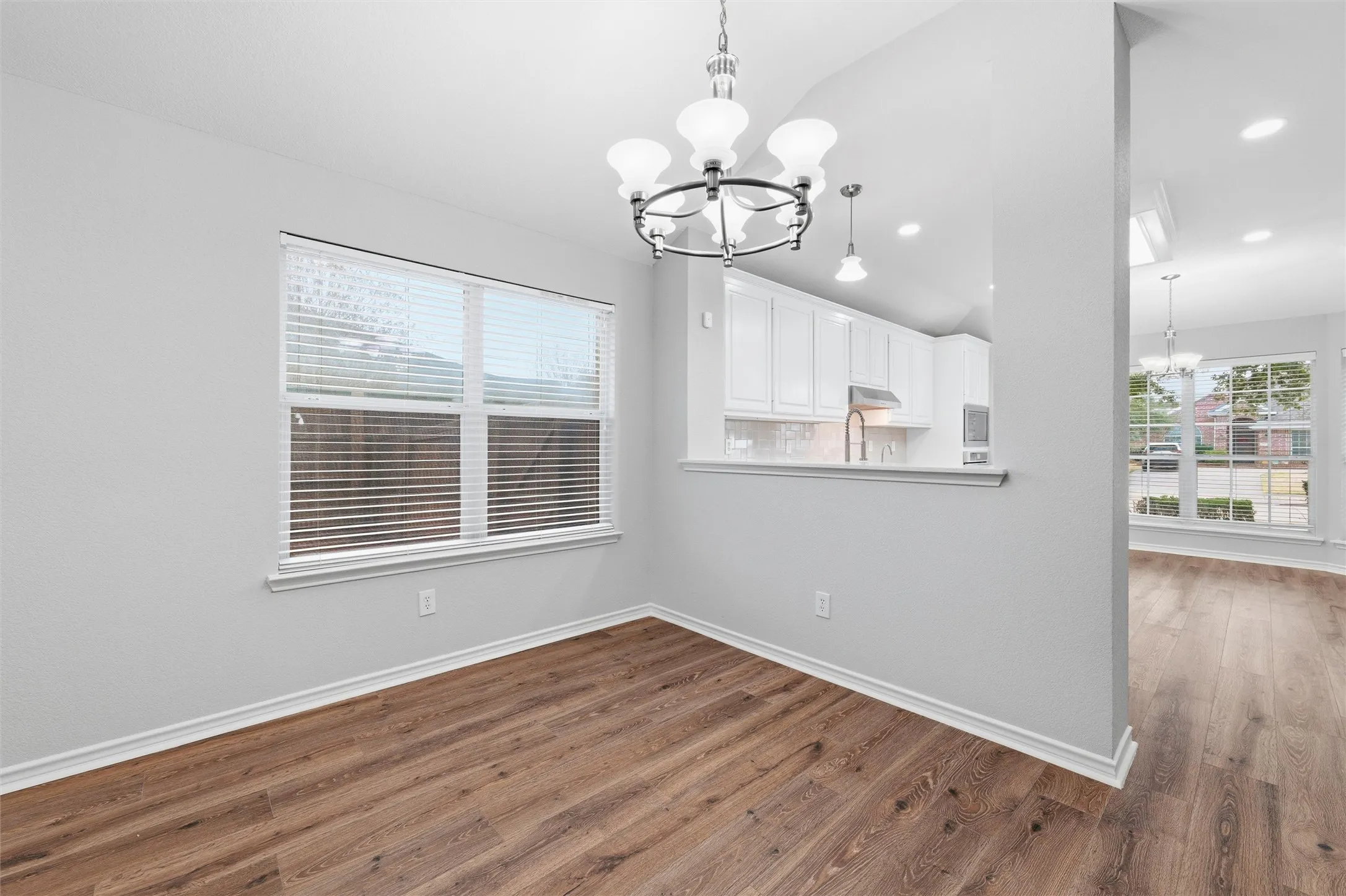 The dining area opens directly to the kitchen, creating a functional and connected space filled with natural light.