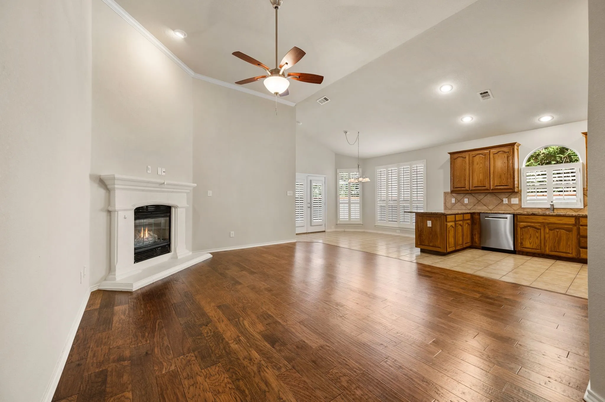 Single Family Residence For Sale in Tarrant County , 6217 Charisma Court, Fort Worth, Texas 76131, 3 Bedroom, 2 Bathroom, 2 Garage spaces, 1,631 Sqft, built in 2007, mls#21405670, Real Estate Agent in Fort Worth, Homes For Sale in Tarrant county, Homes For Sale in Fort Worth, Realtor in Fort Worth Texas, Real Estate Brokerage Independent Realty Texas, Luminita Cordes Realtor