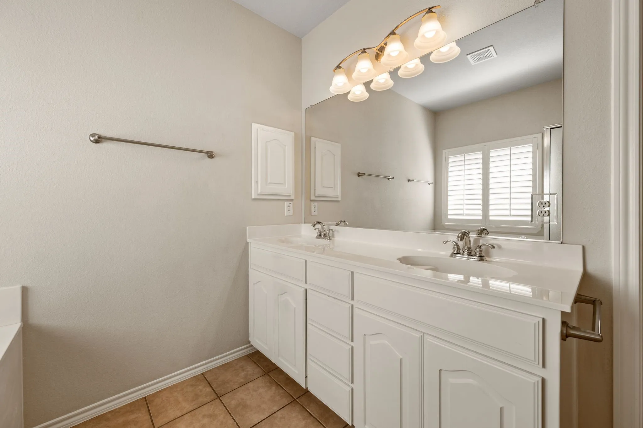 Single Family Residence For Sale in Tarrant County , 6217 Charisma Court, Fort Worth, Texas 76131, 3 Bedroom, 2 Bathroom, 2 Garage spaces, 1,631 Sqft, built in 2007, mls#21405670, Real Estate Agent in Fort Worth, Homes For Sale in Tarrant county, Homes For Sale in Fort Worth, Realtor in Fort Worth Texas, Real Estate Brokerage Independent Realty Texas, Luminita Cordes Realtor