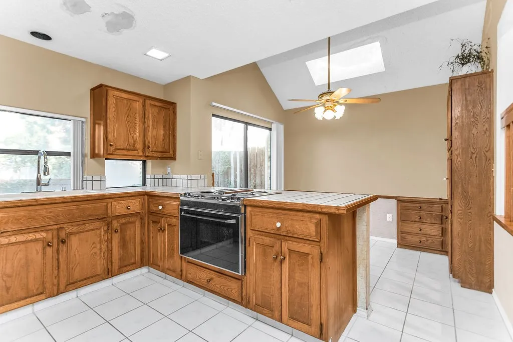 Single Family Residence For Sale in Dallas County , 2535 Lake Bend Terrace, Carrollton, Texas 75006, 2 Bedroom, 2 Bathroom, 2 Garage spaces, 1,764 Sqft, built in 1983, mls#21407696, Real Estate Agent in Carrollton, Homes For Sale in Dallas county, Homes For Sale in Carrollton, Realtor in Carrollton Texas, Real Estate Brokerage Independent Realty Texas, Luminita Cordes Realtor