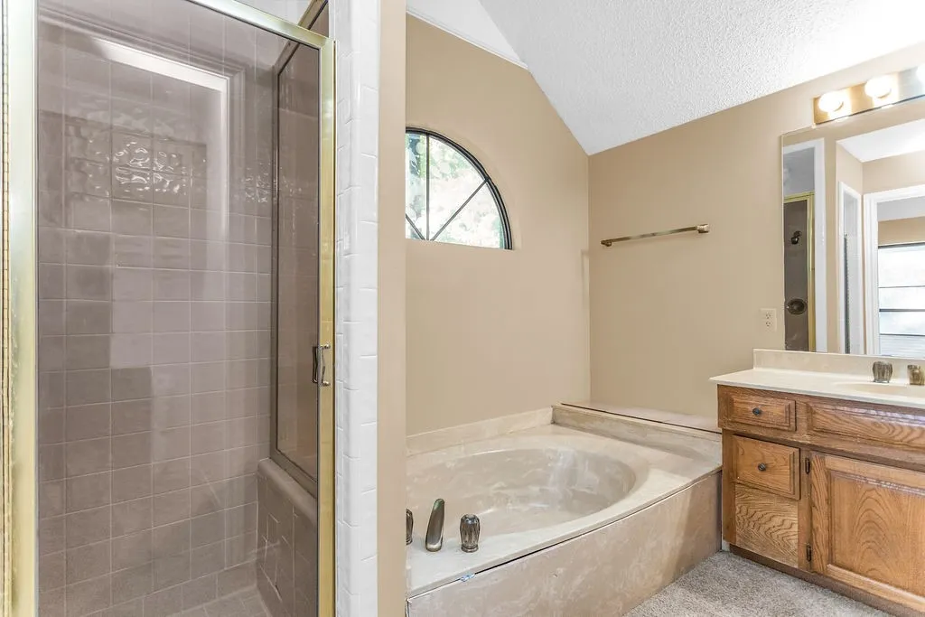Single Family Residence For Sale in Dallas County , 2535 Lake Bend Terrace, Carrollton, Texas 75006, 2 Bedroom, 2 Bathroom, 2 Garage spaces, 1,764 Sqft, built in 1983, mls#21407696, Real Estate Agent in Carrollton, Homes For Sale in Dallas county, Homes For Sale in Carrollton, Realtor in Carrollton Texas, Real Estate Brokerage Independent Realty Texas, Luminita Cordes Realtor