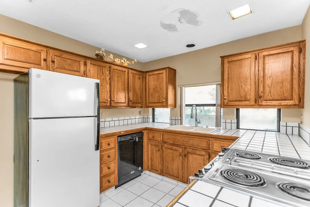 Single Family Residence For Sale in Dallas County , 2535 Lake Bend Terrace, Carrollton, Texas 75006, 2 Bedroom, 2 Bathroom, 2 Garage spaces, 1,764 Sqft, built in 1983, mls#21407696, Real Estate Agent in Carrollton, Homes For Sale in Dallas county, Homes For Sale in Carrollton, Realtor in Carrollton Texas, Real Estate Brokerage Independent Realty Texas, Luminita Cordes Realtor