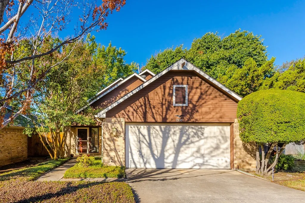 Single Family Residence For Sale in Dallas County , 2535 Lake Bend Terrace, Carrollton, Texas 75006, 2 Bedroom, 2 Bathroom, 2 Garage spaces, 1,764 Sqft, built in 1983, mls#21407696, Real Estate Agent in Carrollton, Homes For Sale in Dallas county, Homes For Sale in Carrollton, Realtor in Carrollton Texas, Real Estate Brokerage Independent Realty Texas, Luminita Cordes Realtor