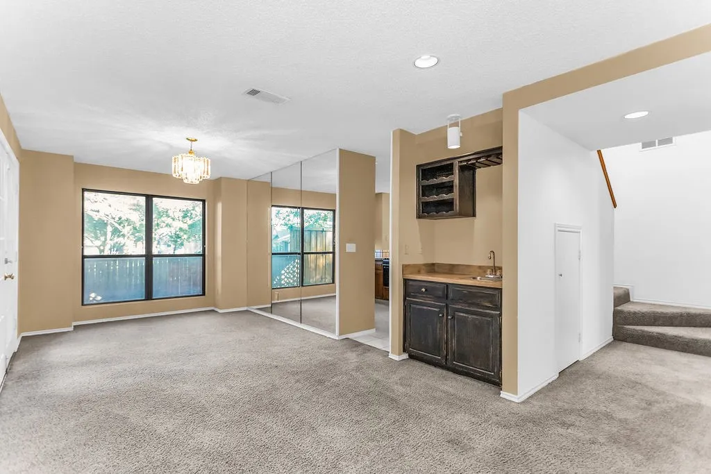 Single Family Residence For Sale in Dallas County , 2535 Lake Bend Terrace, Carrollton, Texas 75006, 2 Bedroom, 2 Bathroom, 2 Garage spaces, 1,764 Sqft, built in 1983, mls#21407696, Real Estate Agent in Carrollton, Homes For Sale in Dallas county, Homes For Sale in Carrollton, Realtor in Carrollton Texas, Real Estate Brokerage Independent Realty Texas, Luminita Cordes Realtor