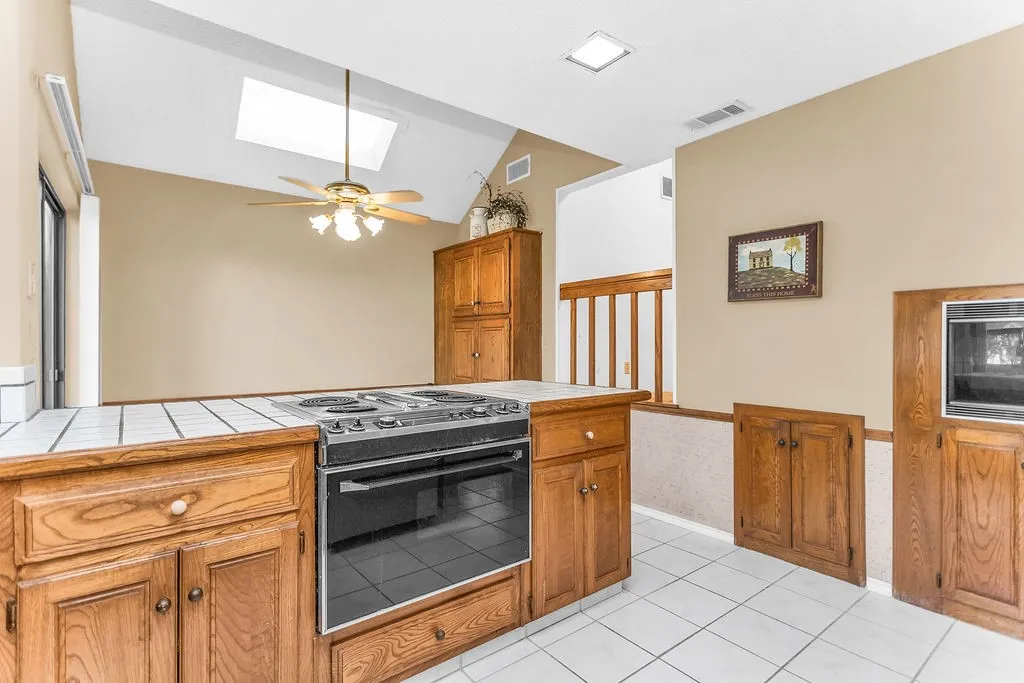 Single Family Residence For Sale in Dallas County , 2535 Lake Bend Terrace, Carrollton, Texas 75006, 2 Bedroom, 2 Bathroom, 2 Garage spaces, 1,764 Sqft, built in 1983, mls#21407696, Real Estate Agent in Carrollton, Homes For Sale in Dallas county, Homes For Sale in Carrollton, Realtor in Carrollton Texas, Real Estate Brokerage Independent Realty Texas, Luminita Cordes Realtor