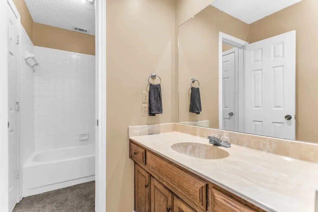 Single Family Residence For Sale in Dallas County , 2535 Lake Bend Terrace, Carrollton, Texas 75006, 2 Bedroom, 2 Bathroom, 2 Garage spaces, 1,764 Sqft, built in 1983, mls#21407696, Real Estate Agent in Carrollton, Homes For Sale in Dallas county, Homes For Sale in Carrollton, Realtor in Carrollton Texas, Real Estate Brokerage Independent Realty Texas, Luminita Cordes Realtor