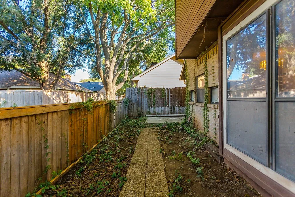 Single Family Residence For Sale in Dallas County , 2535 Lake Bend Terrace, Carrollton, Texas 75006, 2 Bedroom, 2 Bathroom, 2 Garage spaces, 1,764 Sqft, built in 1983, mls#21407696, Real Estate Agent in Carrollton, Homes For Sale in Dallas county, Homes For Sale in Carrollton, Realtor in Carrollton Texas, Real Estate Brokerage Independent Realty Texas, Luminita Cordes Realtor
