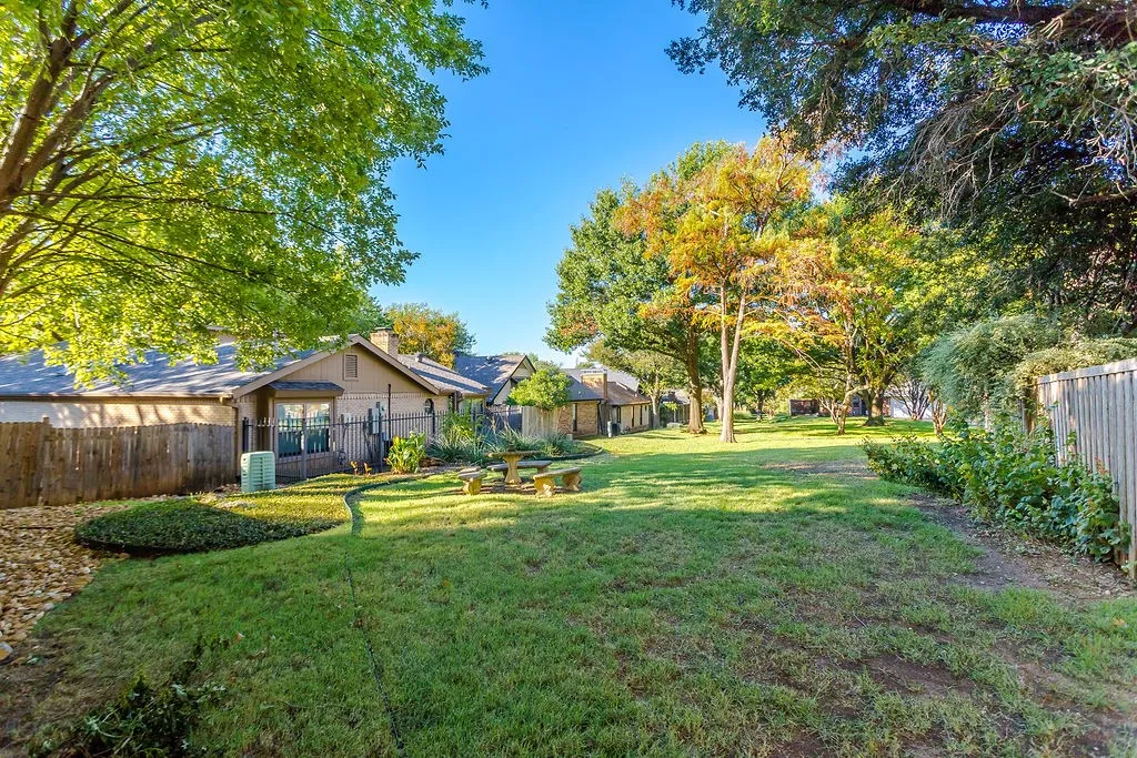 Single Family Residence For Sale in Dallas County , 2535 Lake Bend Terrace, Carrollton, Texas 75006, 2 Bedroom, 2 Bathroom, 2 Garage spaces, 1,764 Sqft, built in 1983, mls#21407696, Real Estate Agent in Carrollton, Homes For Sale in Dallas county, Homes For Sale in Carrollton, Realtor in Carrollton Texas, Real Estate Brokerage Independent Realty Texas, Luminita Cordes Realtor