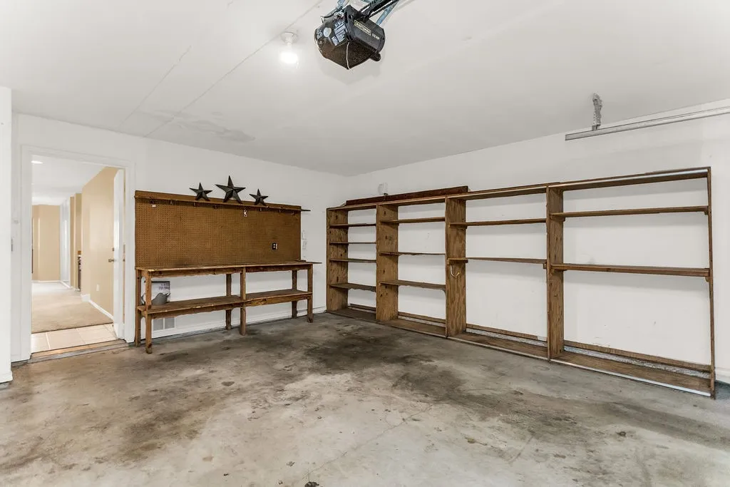 Single Family Residence For Sale in Dallas County , 2535 Lake Bend Terrace, Carrollton, Texas 75006, 2 Bedroom, 2 Bathroom, 2 Garage spaces, 1,764 Sqft, built in 1983, mls#21407696, Real Estate Agent in Carrollton, Homes For Sale in Dallas county, Homes For Sale in Carrollton, Realtor in Carrollton Texas, Real Estate Brokerage Independent Realty Texas, Luminita Cordes Realtor