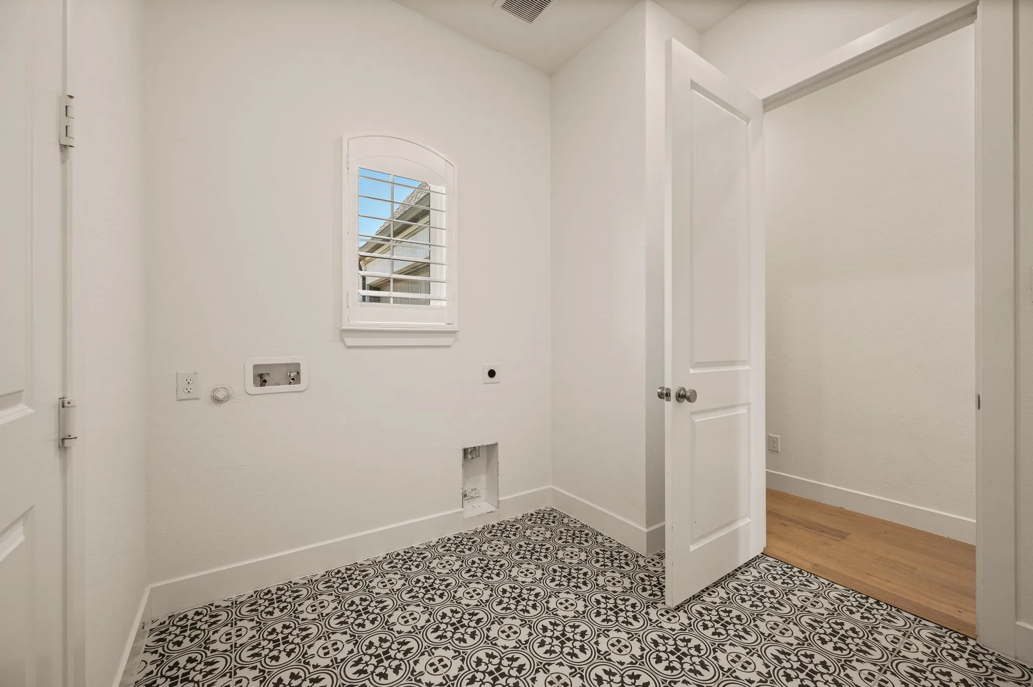 White walls with decorative floor tile