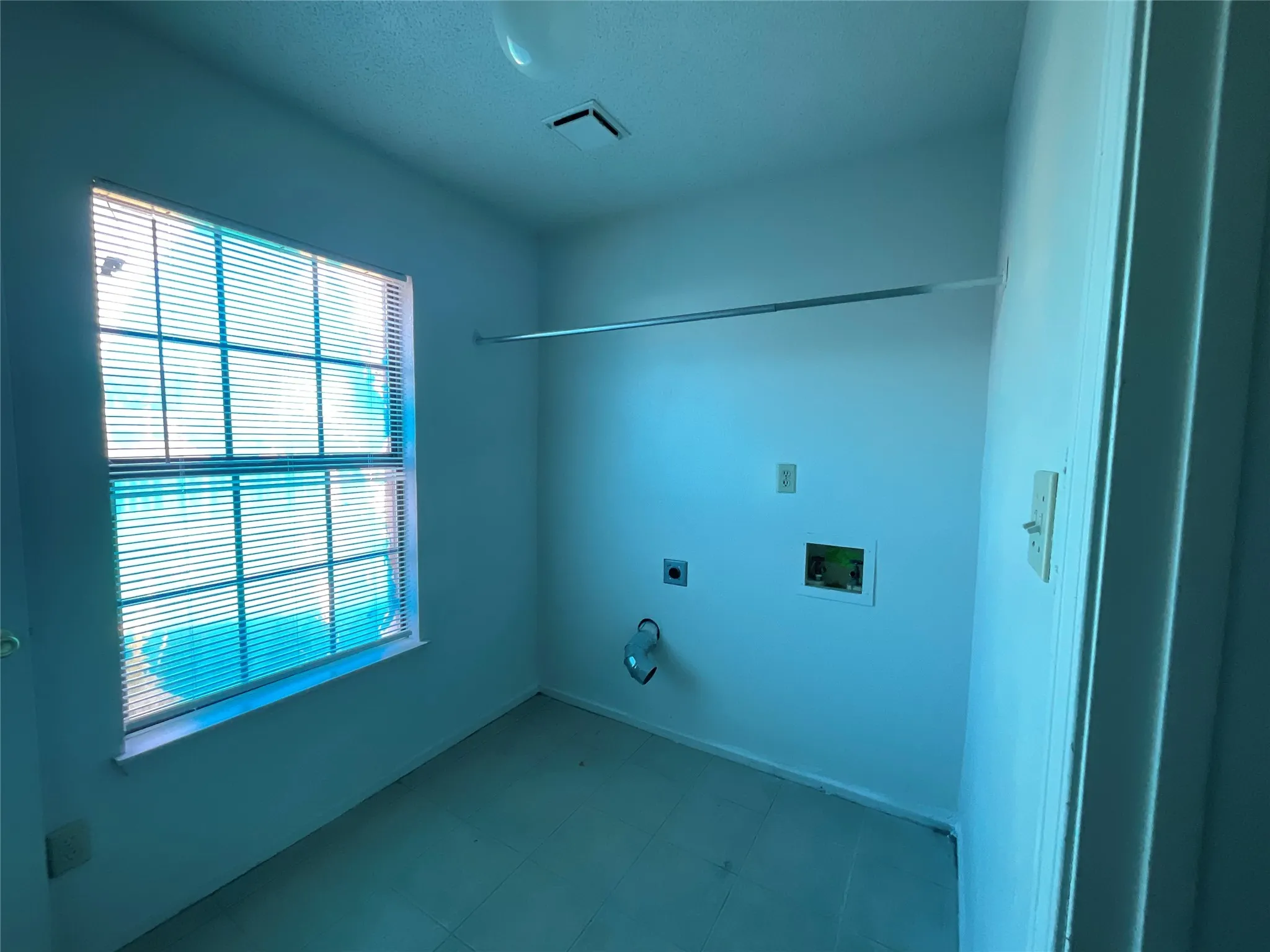 Single Family Residence For Rent in Dallas County , 7017 Christina Lane, Garland, Texas 75043, 4 Bedroom, 2 Bathroom, 2 Garage spaces, 2,033 Sqft, built in 1986, mls#21408031, Real Estate Agent in Garland, Homes For Rent in Dallas county, Homes For Rent in Garland, Realtor in Garland Texas, Real Estate Brokerage Independent Realty Texas, Luminita Cordes Realtor
