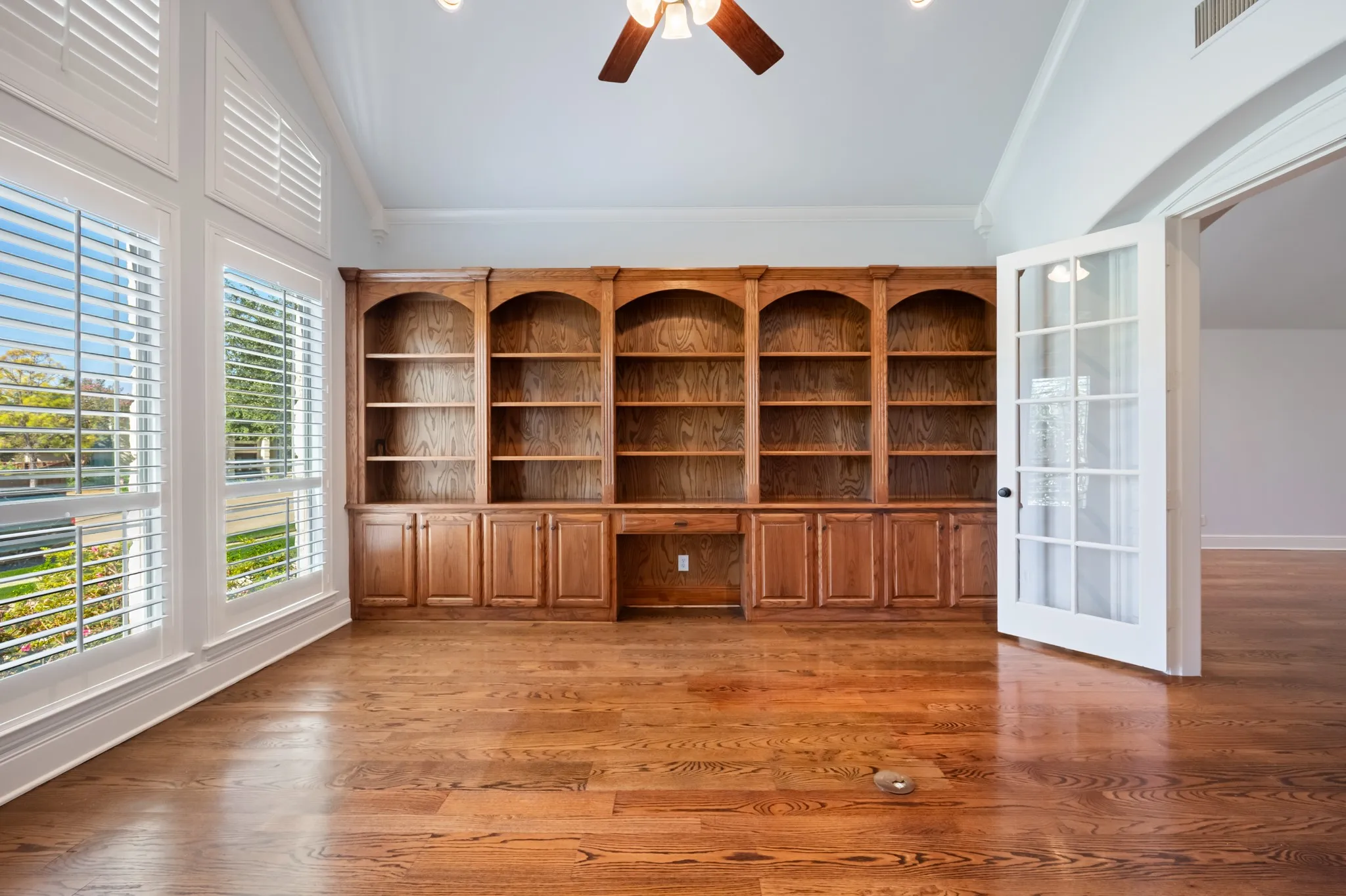 Single Family Residence For Sale in Rockwall County , 2400 Legend Drive, Heath, Texas 75032, 4 Bedroom, 4 Bathroom, 2 Garage spaces, 3,463 Sqft, built in 2000, mls#21407865, Real Estate Agent in Heath, Homes For Sale in Rockwall county, Homes For Sale in Heath, Realtor in Heath Texas, Real Estate Brokerage Independent Realty Texas, Luminita Cordes Realtor