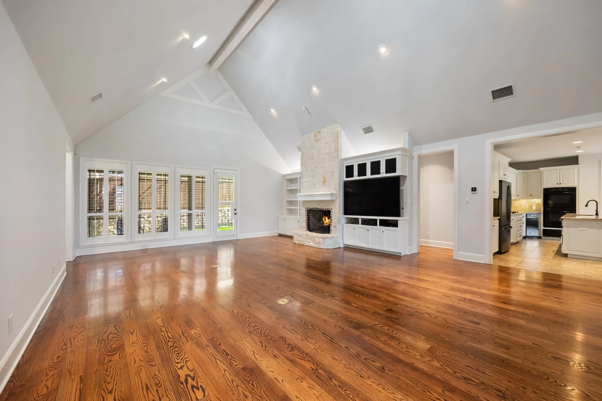 Single Family Residence For Sale in Rockwall County , 2400 Legend Drive, Heath, Texas 75032, 4 Bedroom, 4 Bathroom, 2 Garage spaces, 3,463 Sqft, built in 2000, mls#21407865, Real Estate Agent in Heath, Homes For Sale in Rockwall county, Homes For Sale in Heath, Realtor in Heath Texas, Real Estate Brokerage Independent Realty Texas, Luminita Cordes Realtor