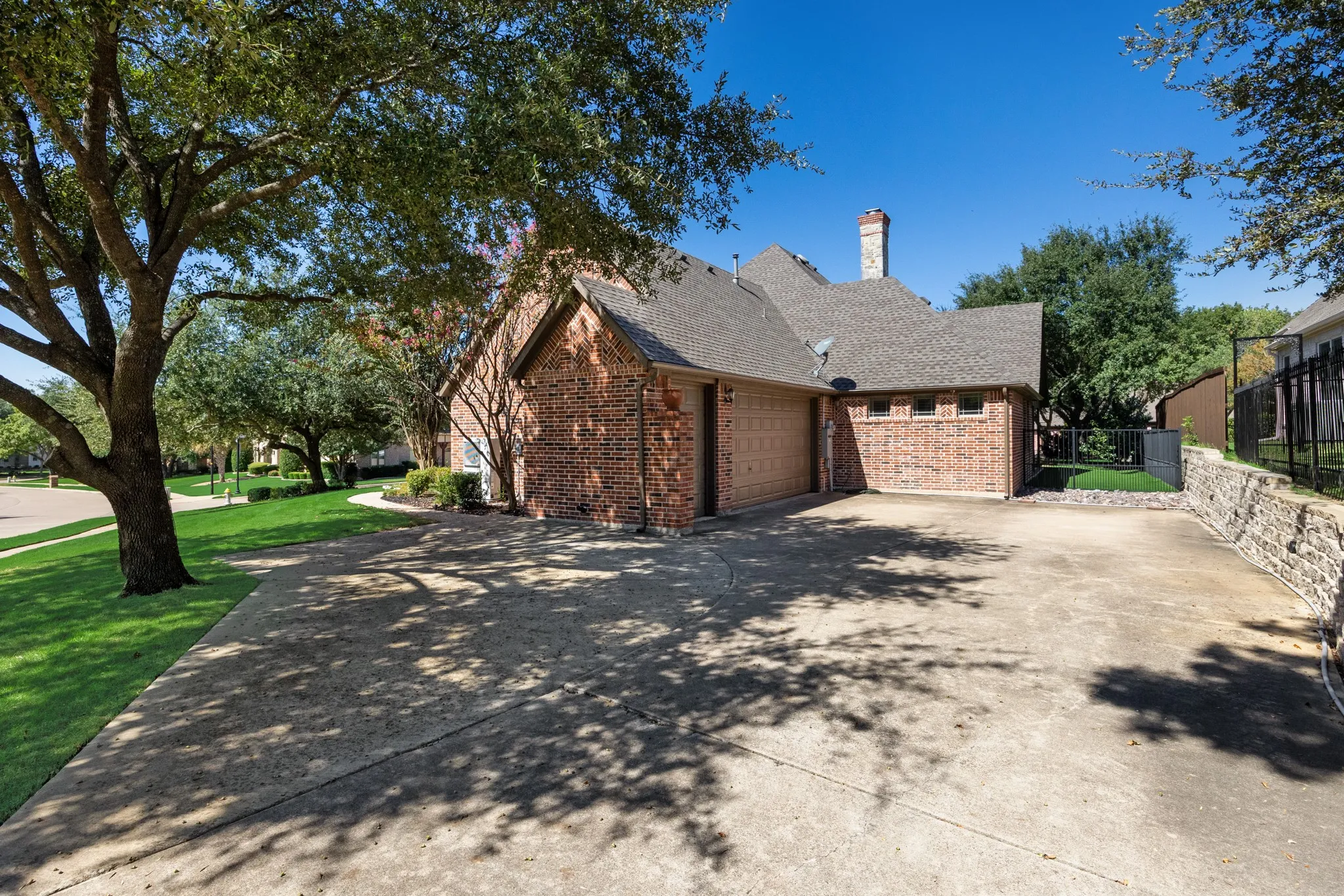 Single Family Residence For Sale in Rockwall County , 2400 Legend Drive, Heath, Texas 75032, 4 Bedroom, 4 Bathroom, 2 Garage spaces, 3,463 Sqft, built in 2000, mls#21407865, Real Estate Agent in Heath, Homes For Sale in Rockwall county, Homes For Sale in Heath, Realtor in Heath Texas, Real Estate Brokerage Independent Realty Texas, Luminita Cordes Realtor