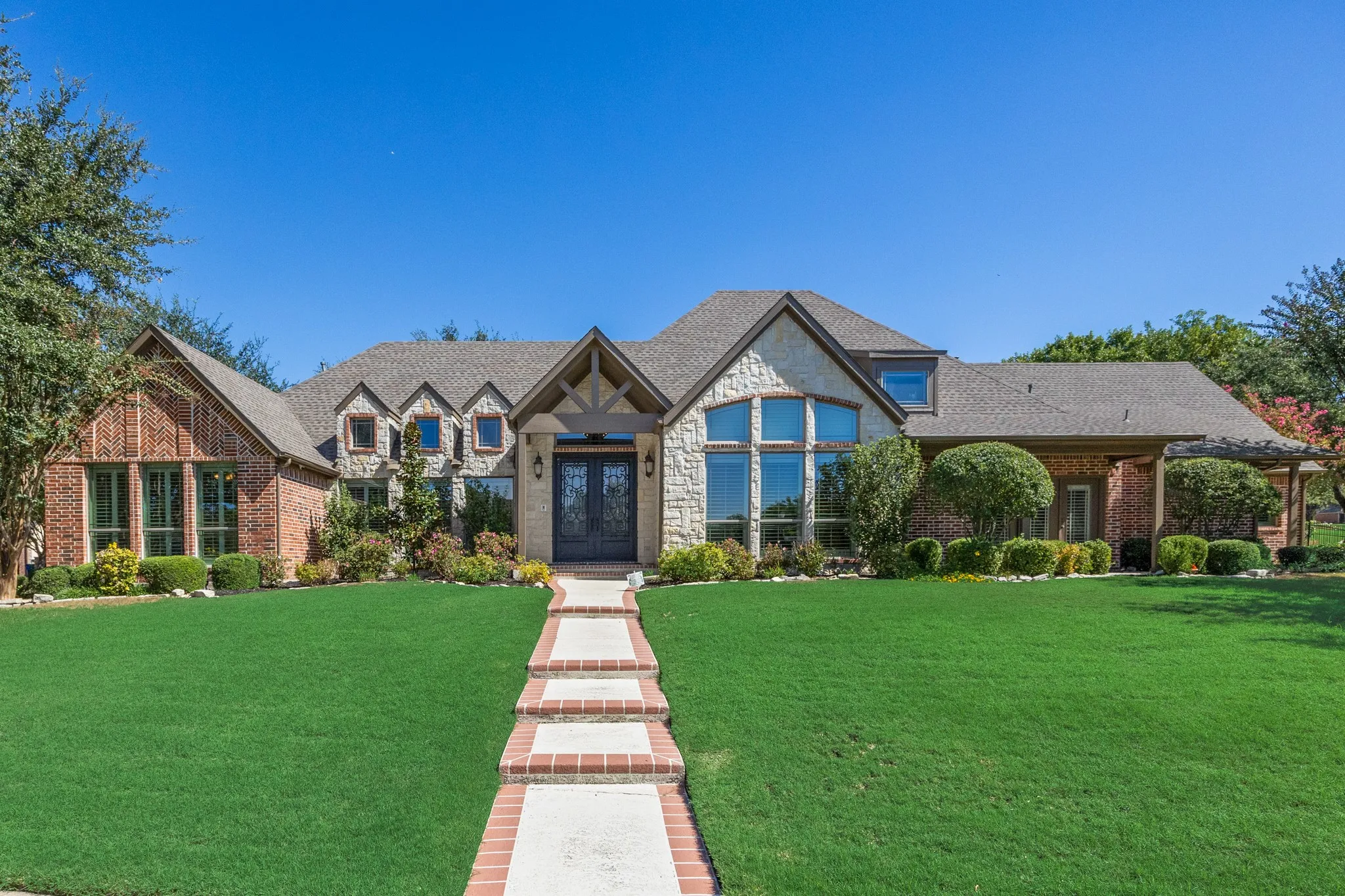 Single Family Residence For Sale in Rockwall County , 2400 Legend Drive, Heath, Texas 75032, 4 Bedroom, 4 Bathroom, 2 Garage spaces, 3,463 Sqft, built in 2000, mls#21407865, Real Estate Agent in Heath, Homes For Sale in Rockwall county, Homes For Sale in Heath, Realtor in Heath Texas, Real Estate Brokerage Independent Realty Texas, Luminita Cordes Realtor