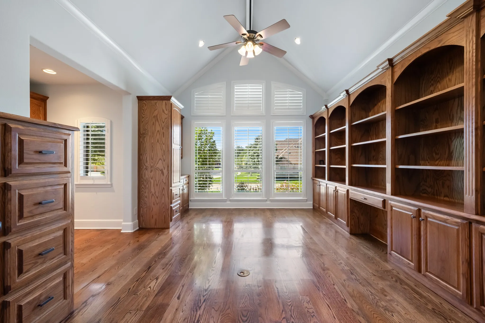 Single Family Residence For Sale in Rockwall County , 2400 Legend Drive, Heath, Texas 75032, 4 Bedroom, 4 Bathroom, 2 Garage spaces, 3,463 Sqft, built in 2000, mls#21407865, Real Estate Agent in Heath, Homes For Sale in Rockwall county, Homes For Sale in Heath, Realtor in Heath Texas, Real Estate Brokerage Independent Realty Texas, Luminita Cordes Realtor
