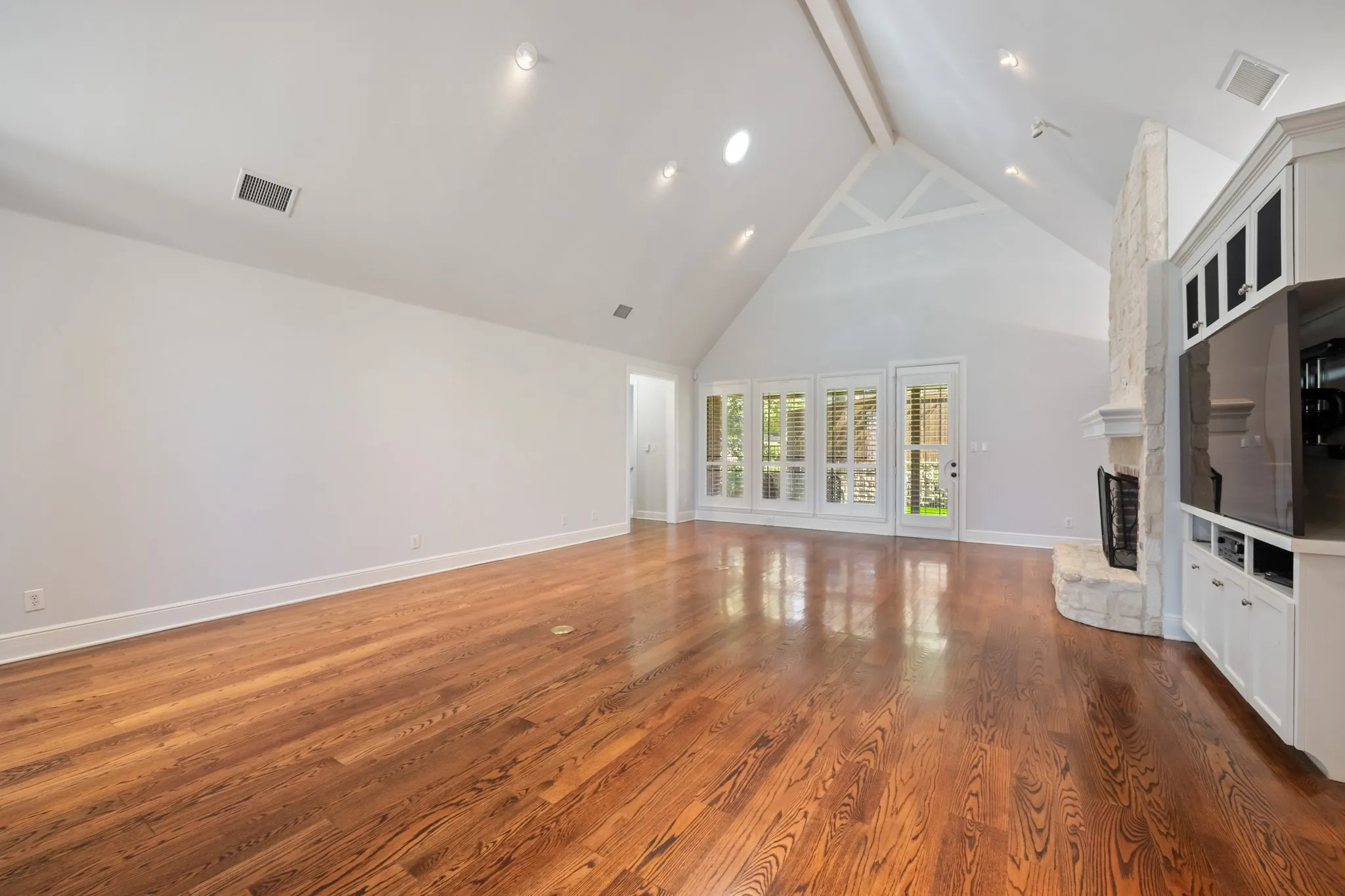 Single Family Residence For Sale in Rockwall County , 2400 Legend Drive, Heath, Texas 75032, 4 Bedroom, 4 Bathroom, 2 Garage spaces, 3,463 Sqft, built in 2000, mls#21407865, Real Estate Agent in Heath, Homes For Sale in Rockwall county, Homes For Sale in Heath, Realtor in Heath Texas, Real Estate Brokerage Independent Realty Texas, Luminita Cordes Realtor