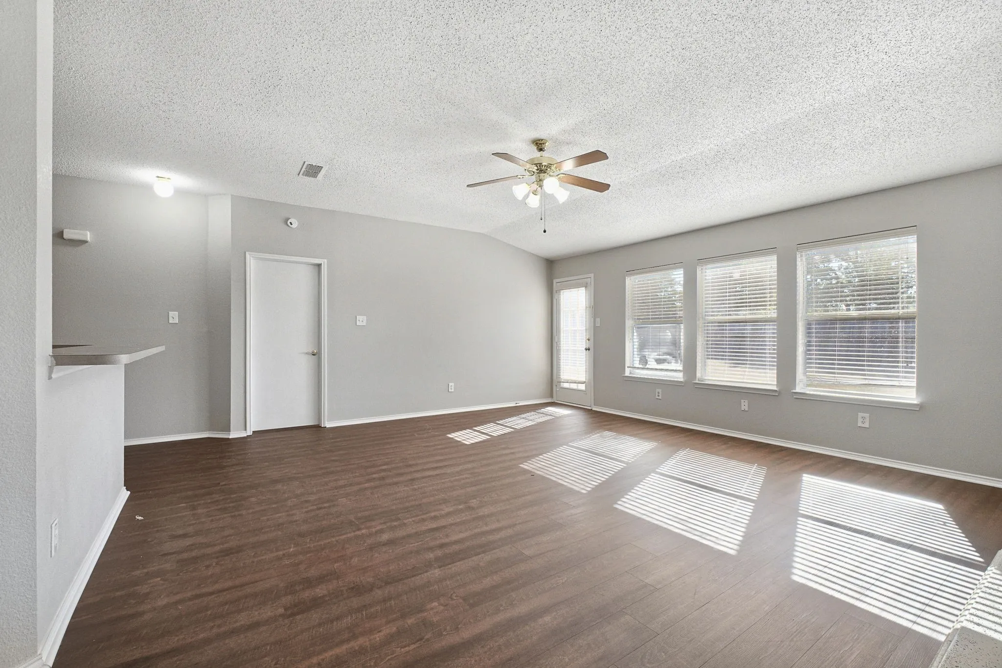 Single Family Residence For Sale in Kaufman County , 1015 Richmond Lane, Forney, Texas 75126, 3 Bedroom, 2 Bathroom, 2 Garage spaces, 2,004 Sqft, built in 2002, mls#21399631, Real Estate Agent in Forney, Homes For Sale in Kaufman county, Homes For Sale in Forney, Realtor in Forney Texas, Real Estate Brokerage Independent Realty Texas, Luminita Cordes Realtor