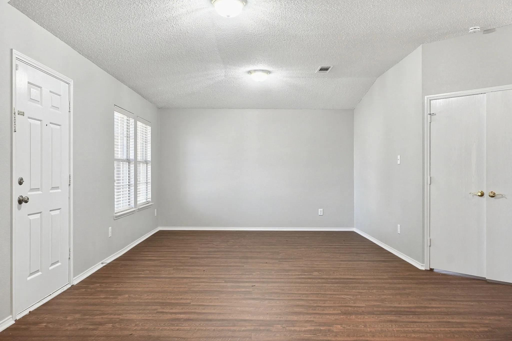 Single Family Residence For Sale in Kaufman County , 1015 Richmond Lane, Forney, Texas 75126, 3 Bedroom, 2 Bathroom, 2 Garage spaces, 2,004 Sqft, built in 2002, mls#21399631, Real Estate Agent in Forney, Homes For Sale in Kaufman county, Homes For Sale in Forney, Realtor in Forney Texas, Real Estate Brokerage Independent Realty Texas, Luminita Cordes Realtor