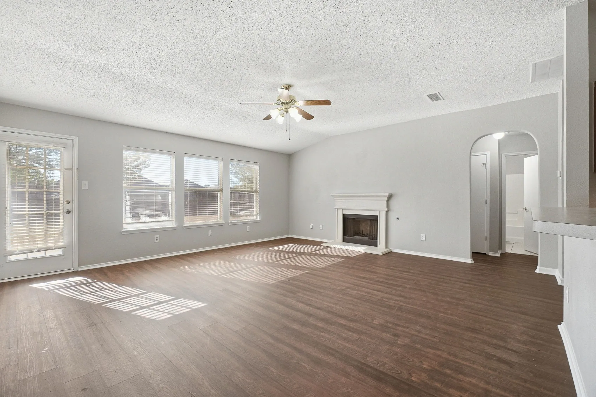 Single Family Residence For Sale in Kaufman County , 1015 Richmond Lane, Forney, Texas 75126, 3 Bedroom, 2 Bathroom, 2 Garage spaces, 2,004 Sqft, built in 2002, mls#21399631, Real Estate Agent in Forney, Homes For Sale in Kaufman county, Homes For Sale in Forney, Realtor in Forney Texas, Real Estate Brokerage Independent Realty Texas, Luminita Cordes Realtor