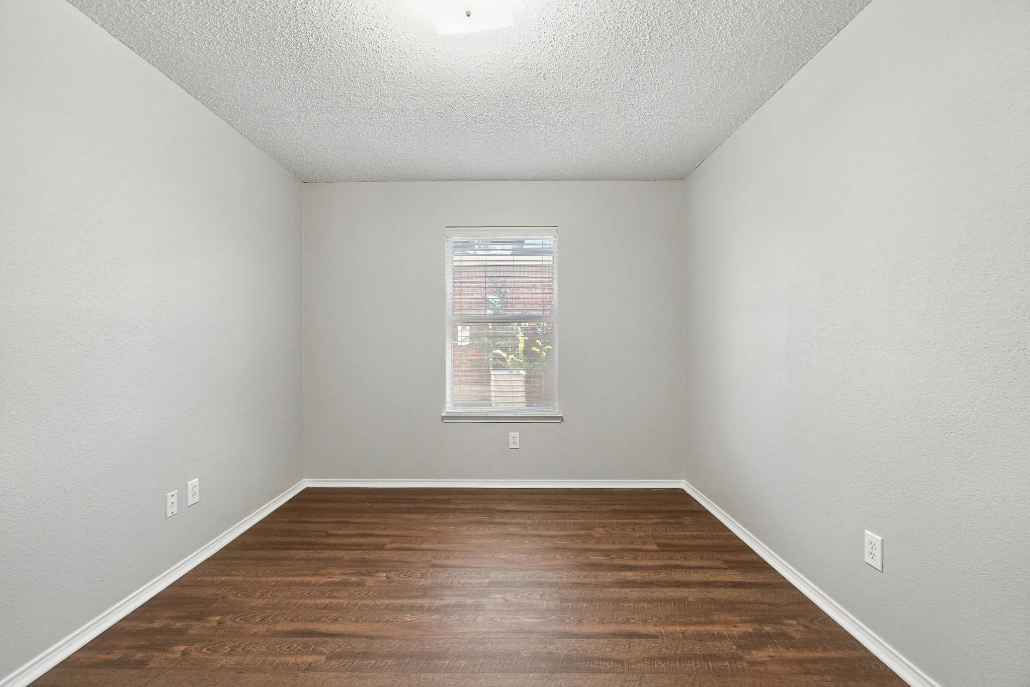 Single Family Residence For Sale in Kaufman County , 1015 Richmond Lane, Forney, Texas 75126, 3 Bedroom, 2 Bathroom, 2 Garage spaces, 2,004 Sqft, built in 2002, mls#21399631, Real Estate Agent in Forney, Homes For Sale in Kaufman county, Homes For Sale in Forney, Realtor in Forney Texas, Real Estate Brokerage Independent Realty Texas, Luminita Cordes Realtor