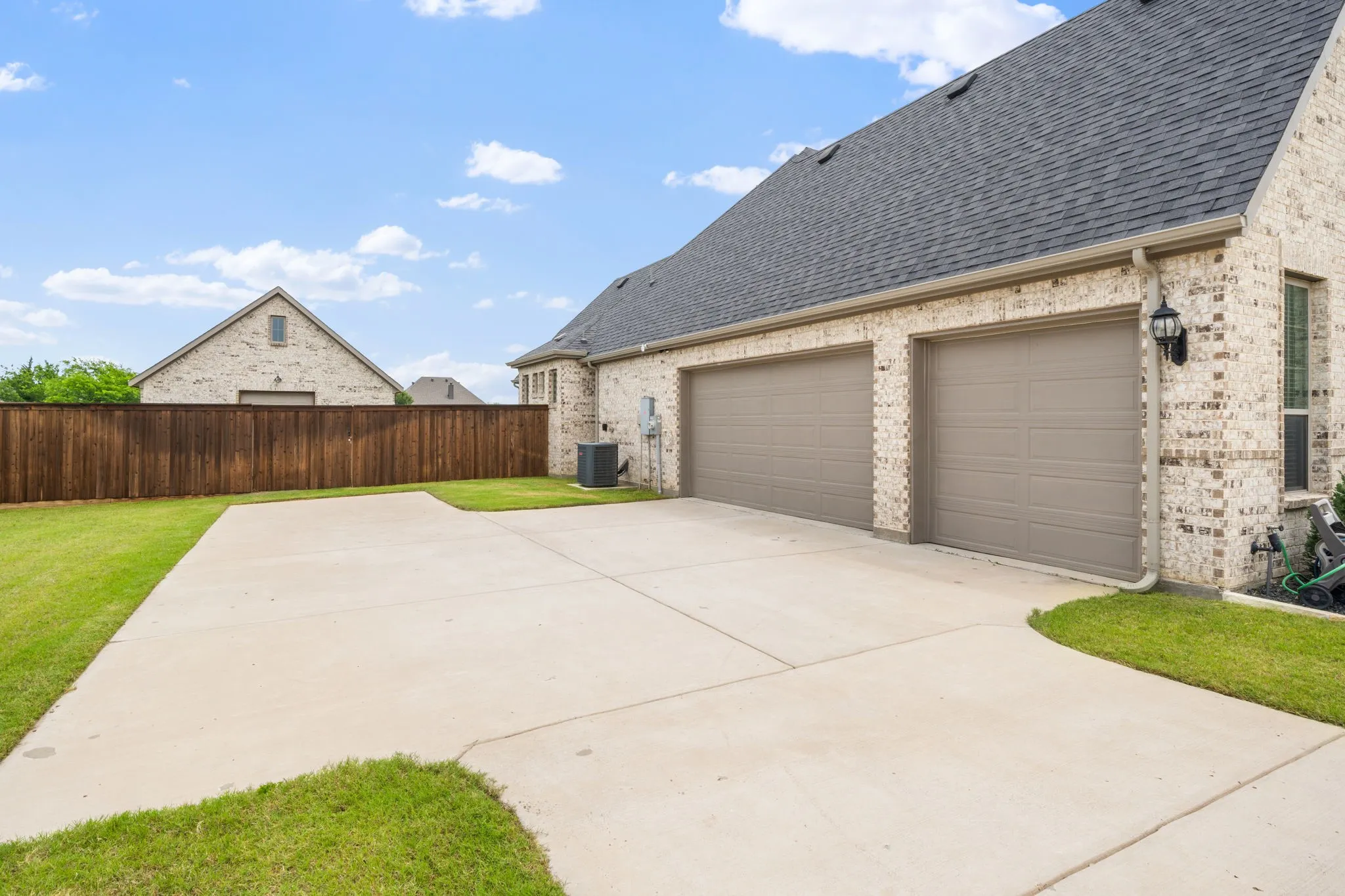 Single Family Residence For Sale in Ellis County , 6060 Palomino Way, Midlothian, Texas 76065, 4 Bedroom, 3 Bathroom, 3 Garage spaces, 3,195 Sqft, built in 2022, mls#21407854, Real Estate Agent in Midlothian, Homes For Sale in Ellis county, Homes For Sale in Midlothian, Realtor in Midlothian Texas, Real Estate Brokerage Independent Realty Texas, Luminita Cordes Realtor