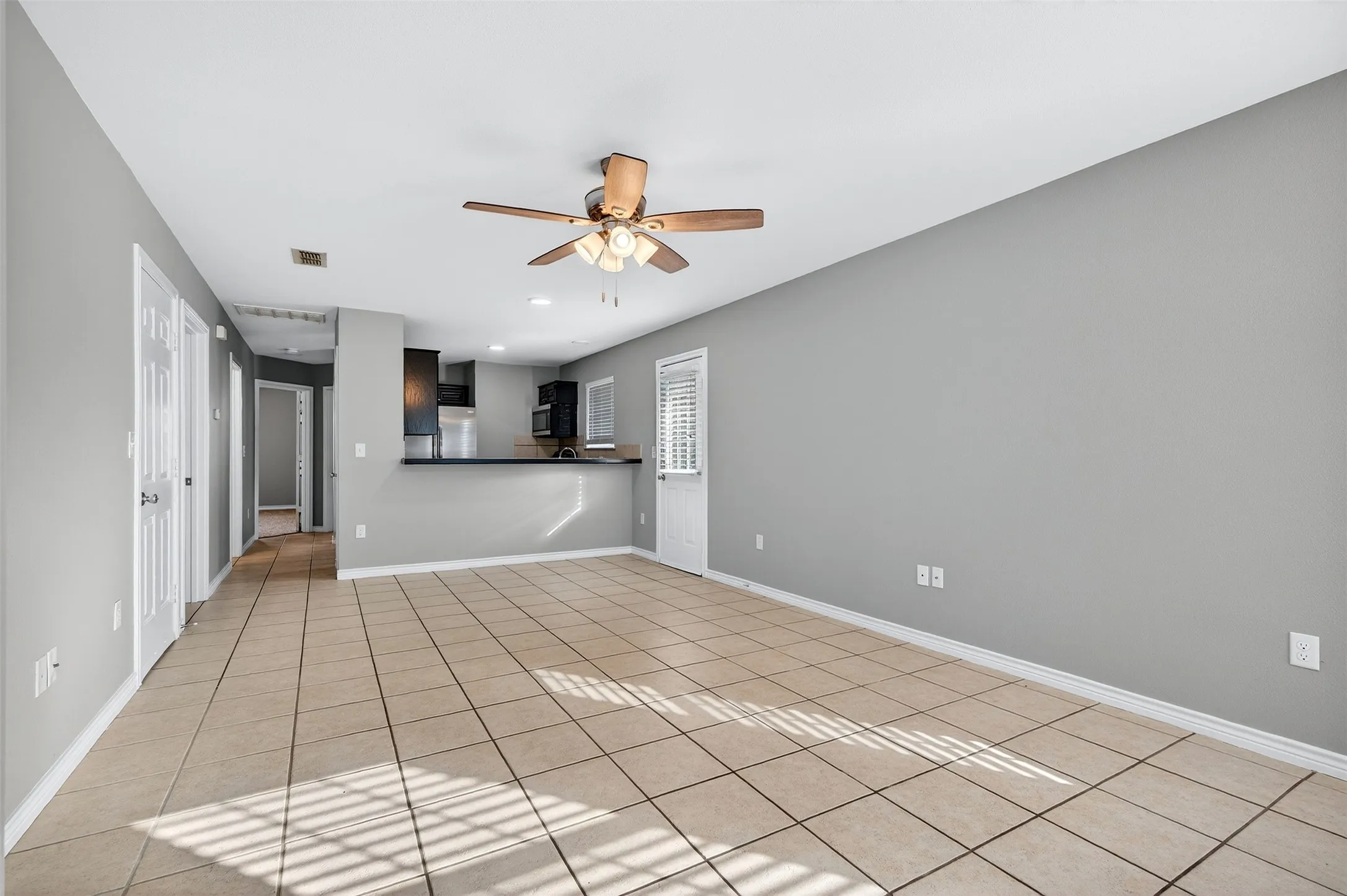 Single Family Residence For Rent in Grayson County , 1021 Rice Street 101, Denison, Texas 75020, 2 Bedroom, 2 Bathroom, 1 Garage spaces, 1,013 Sqft, built in 2005, mls#21408036, Real Estate Agent in Denison, Homes For Rent in Grayson county, Homes For Rent in Denison, Realtor in Denison Texas, Real Estate Brokerage Independent Realty Texas, Luminita Cordes Realtor