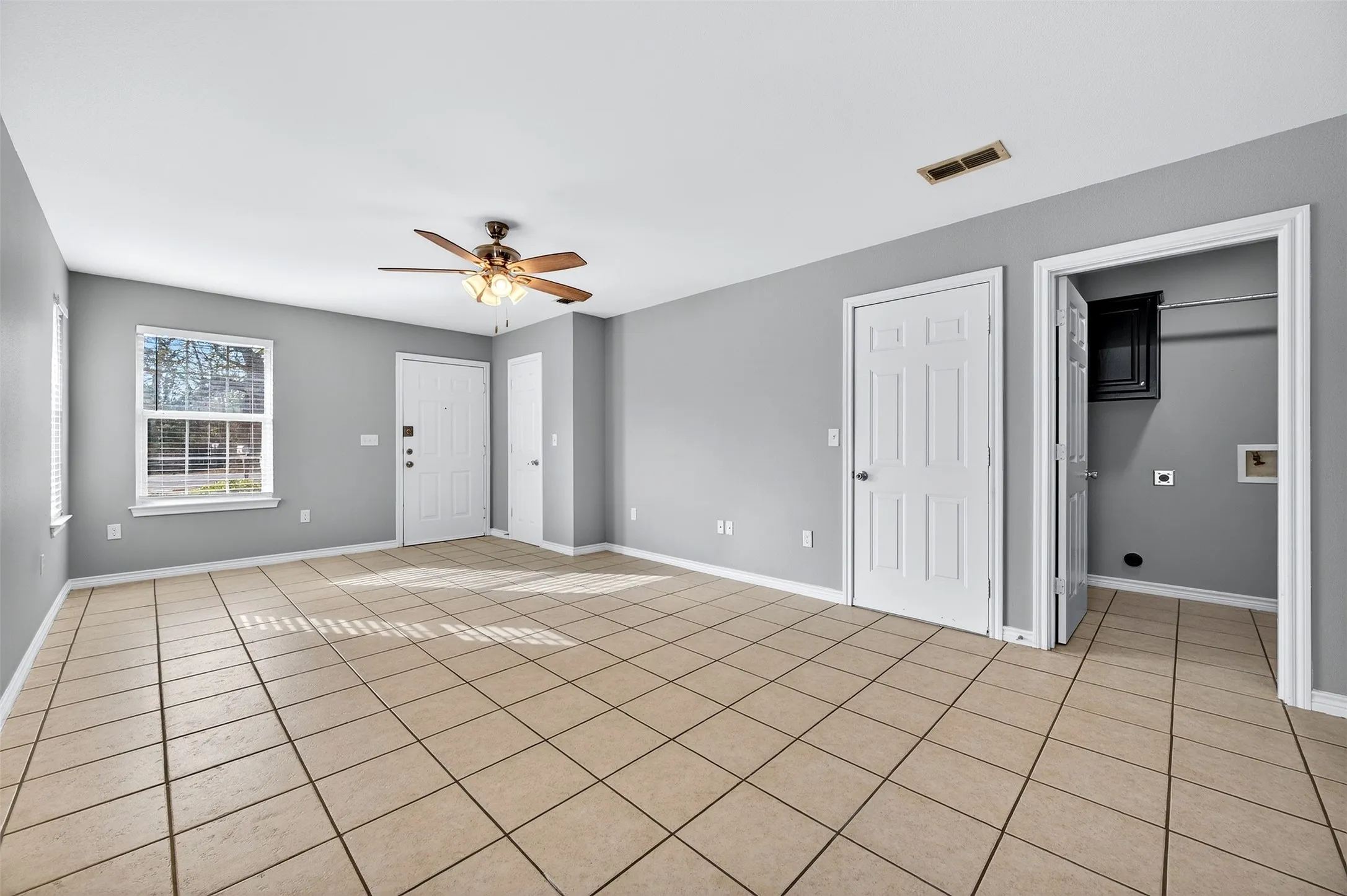 Single Family Residence For Rent in Grayson County , 1021 Rice Street 101, Denison, Texas 75020, 2 Bedroom, 2 Bathroom, 1 Garage spaces, 1,013 Sqft, built in 2005, mls#21408036, Real Estate Agent in Denison, Homes For Rent in Grayson county, Homes For Rent in Denison, Realtor in Denison Texas, Real Estate Brokerage Independent Realty Texas, Luminita Cordes Realtor