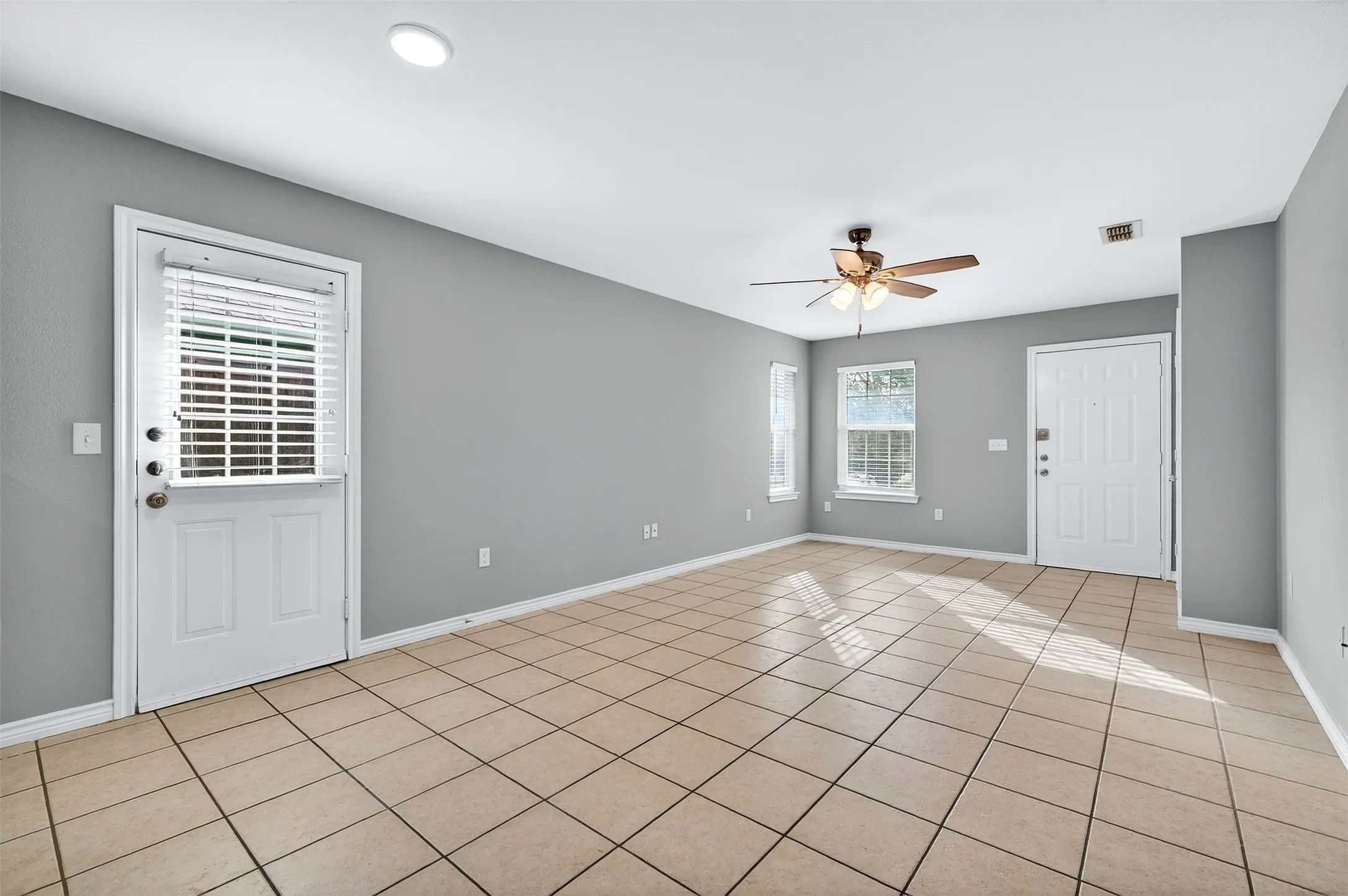 Single Family Residence For Rent in Grayson County , 1021 Rice Street 101, Denison, Texas 75020, 2 Bedroom, 2 Bathroom, 1 Garage spaces, 1,013 Sqft, built in 2005, mls#21408036, Real Estate Agent in Denison, Homes For Rent in Grayson county, Homes For Rent in Denison, Realtor in Denison Texas, Real Estate Brokerage Independent Realty Texas, Luminita Cordes Realtor
